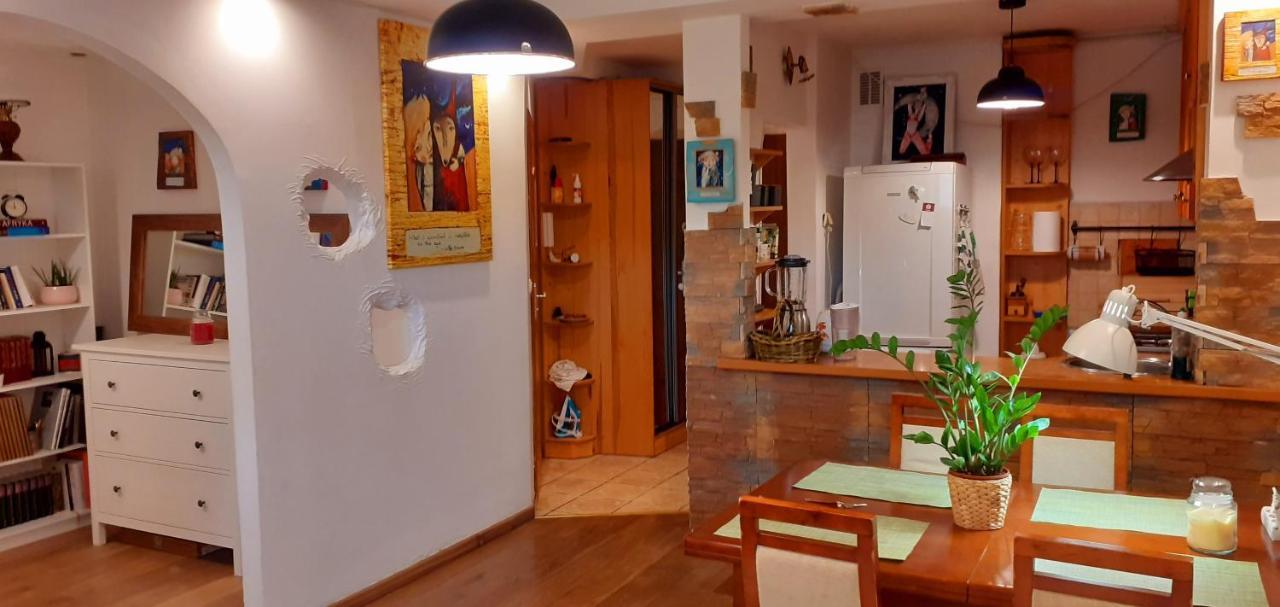 Apartamento Artistic Haven: Cozy Two-room With Smart Entertainment