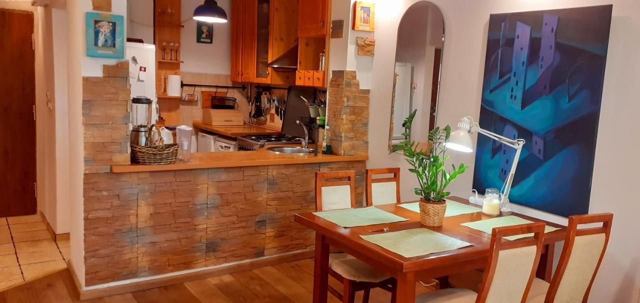 Artistic Haven: Cozy Two-room With Smart Entertainment *