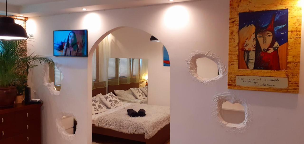 Apartamento Artistic Haven: Cozy Two-room With Smart Entertainment *