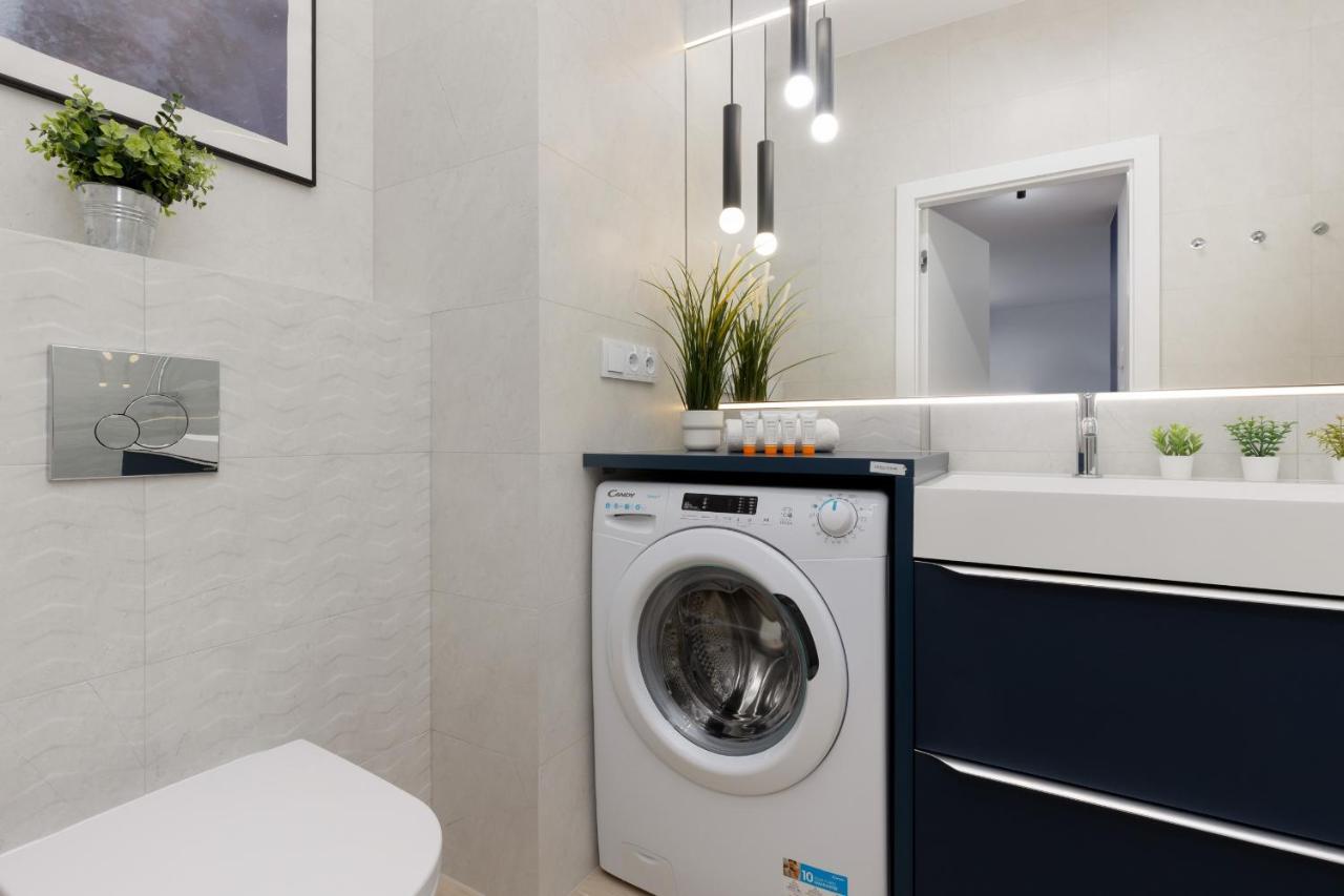 Avenue Solidarnosci On Wola By Renters Apartament
