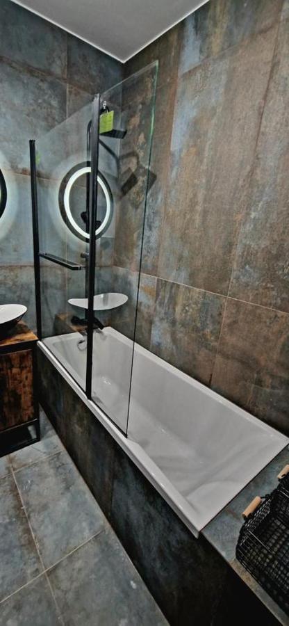 Workation Centre Airport Boutique Designer Bath, 3-4 Days Offer, Kitchen, Balkony, Aircon * Warschau
