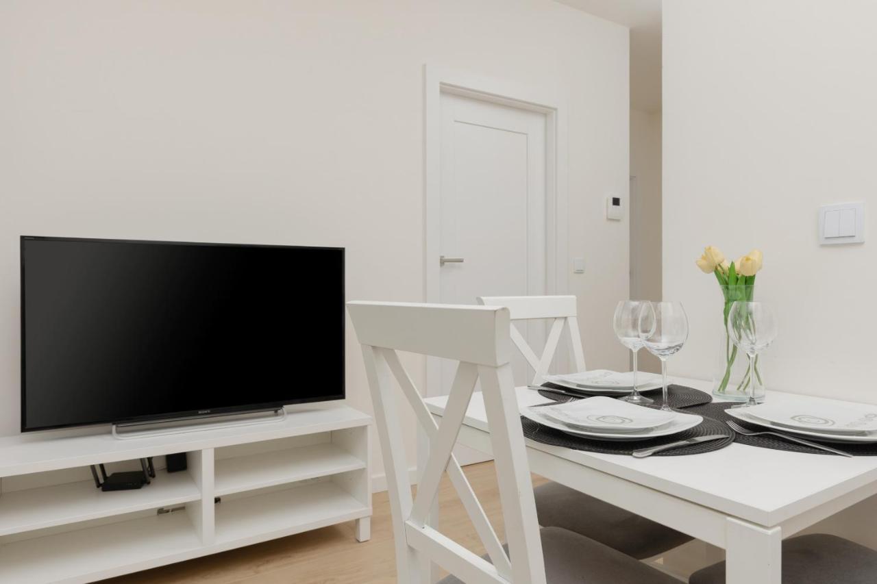 Modern Family With Parking By Renters Apartment *