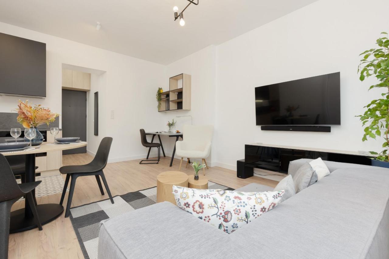 Apartment 10 Min Walk From Palace Of Culture & Science By Renters *