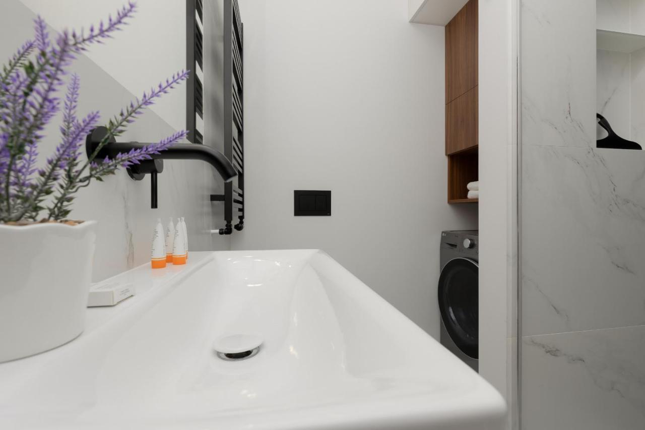 Apartment 10 Min Walk From Palace Of Culture & Science By Renters *