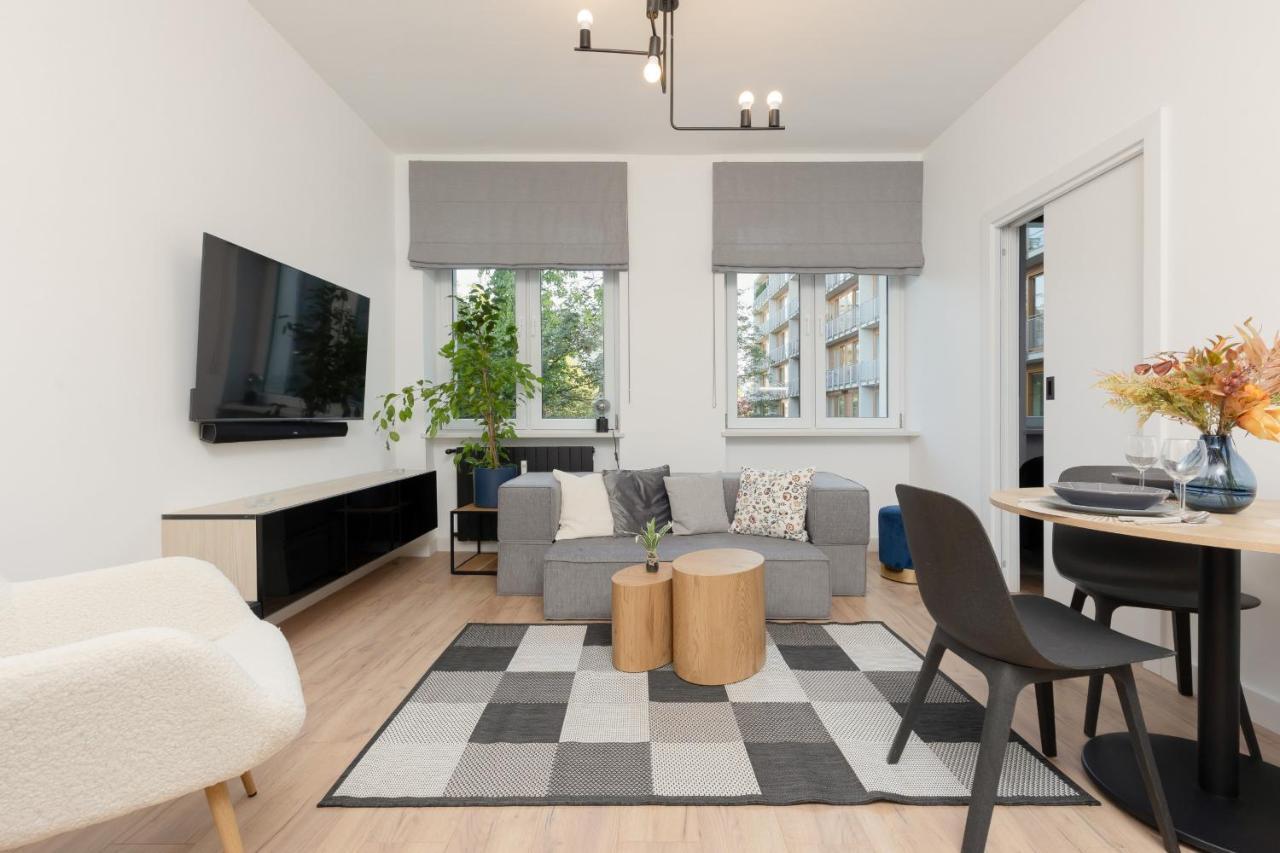 Apartment 10 Min Walk From Palace Of Culture & Science By Renters Warschau