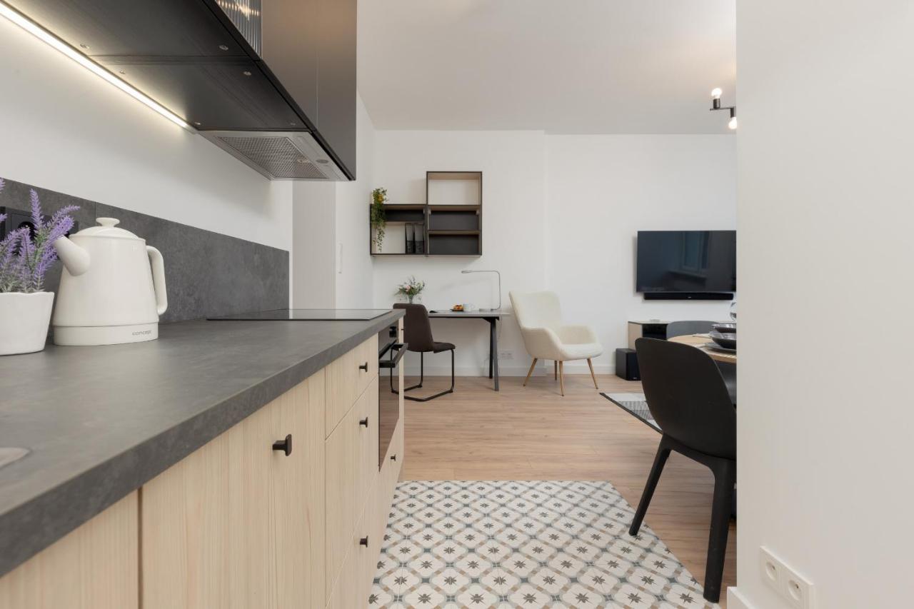 10 Min Walk From Palace Of Culture & Science By Renters Apartment
