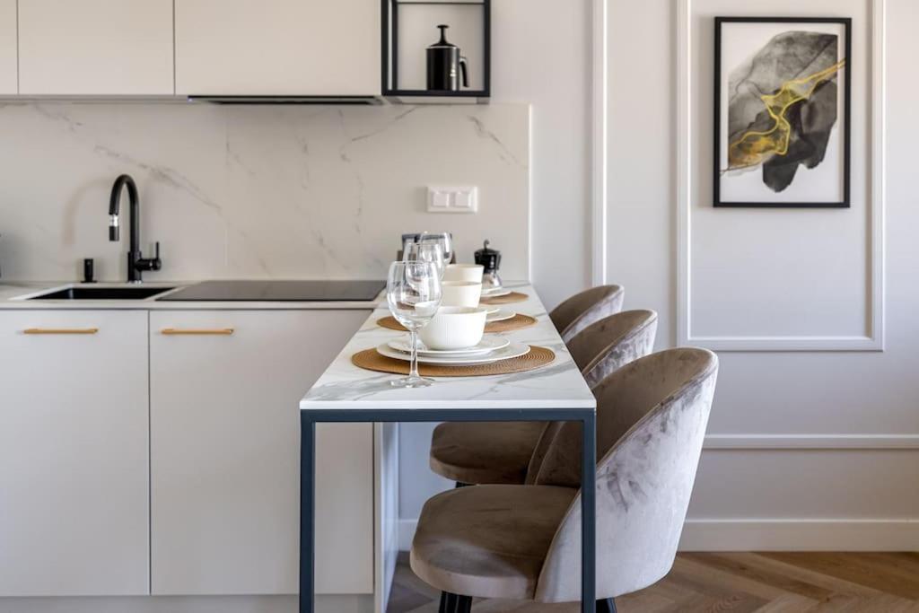 Ecru Luxurious Center Near Old Town Wwa10 Apartment