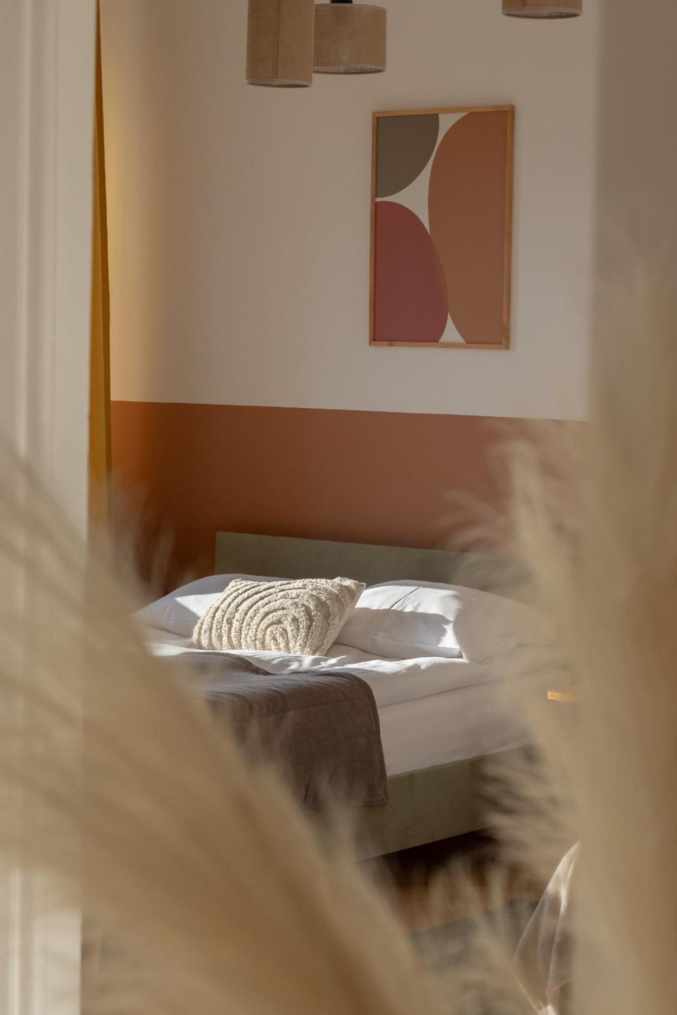 For 6 People Near Royal Baths Park By Renters Prestige Apartment *