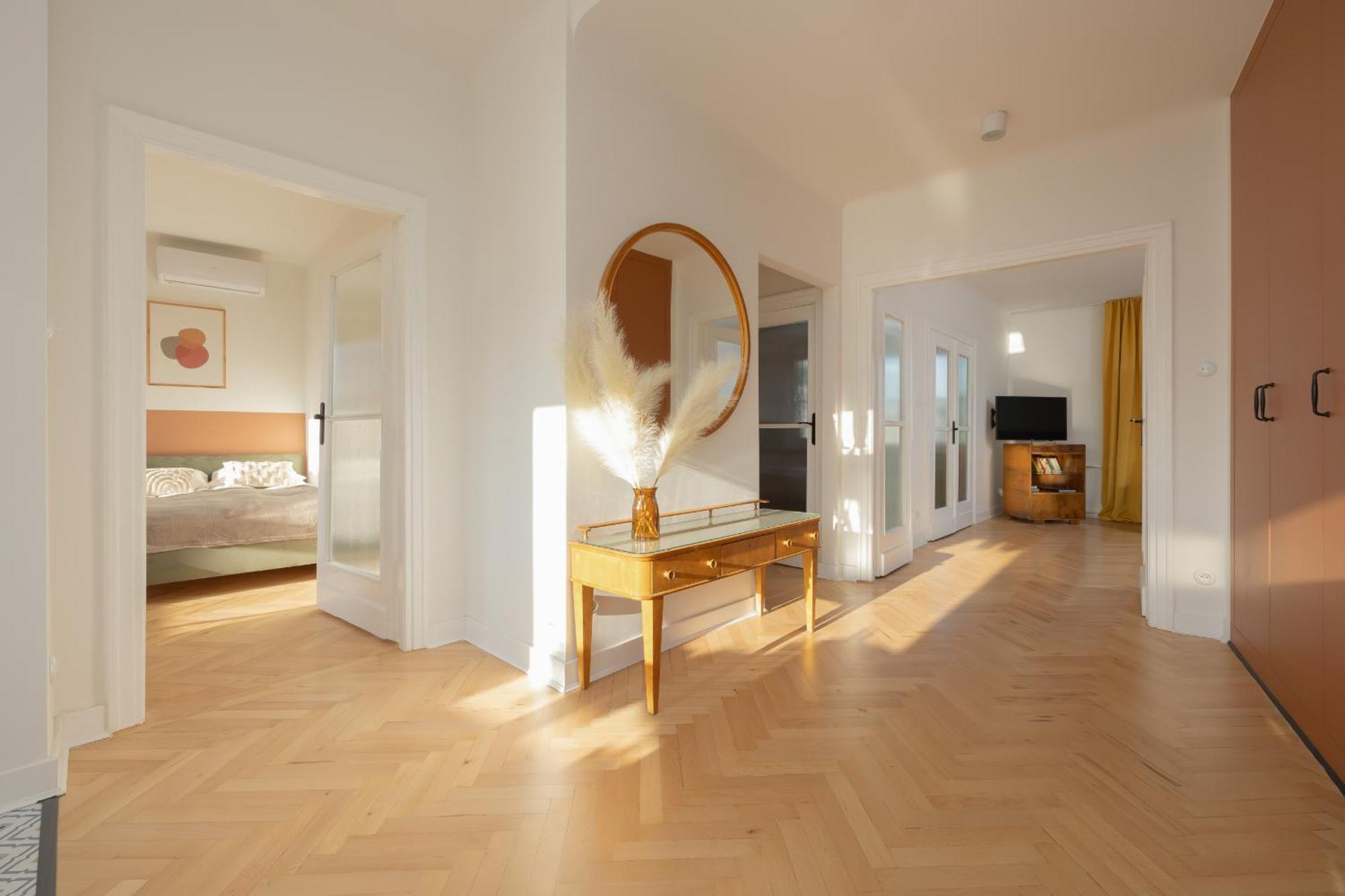 Apartment For 6 People Near Royal Baths Park By Renters Prestige