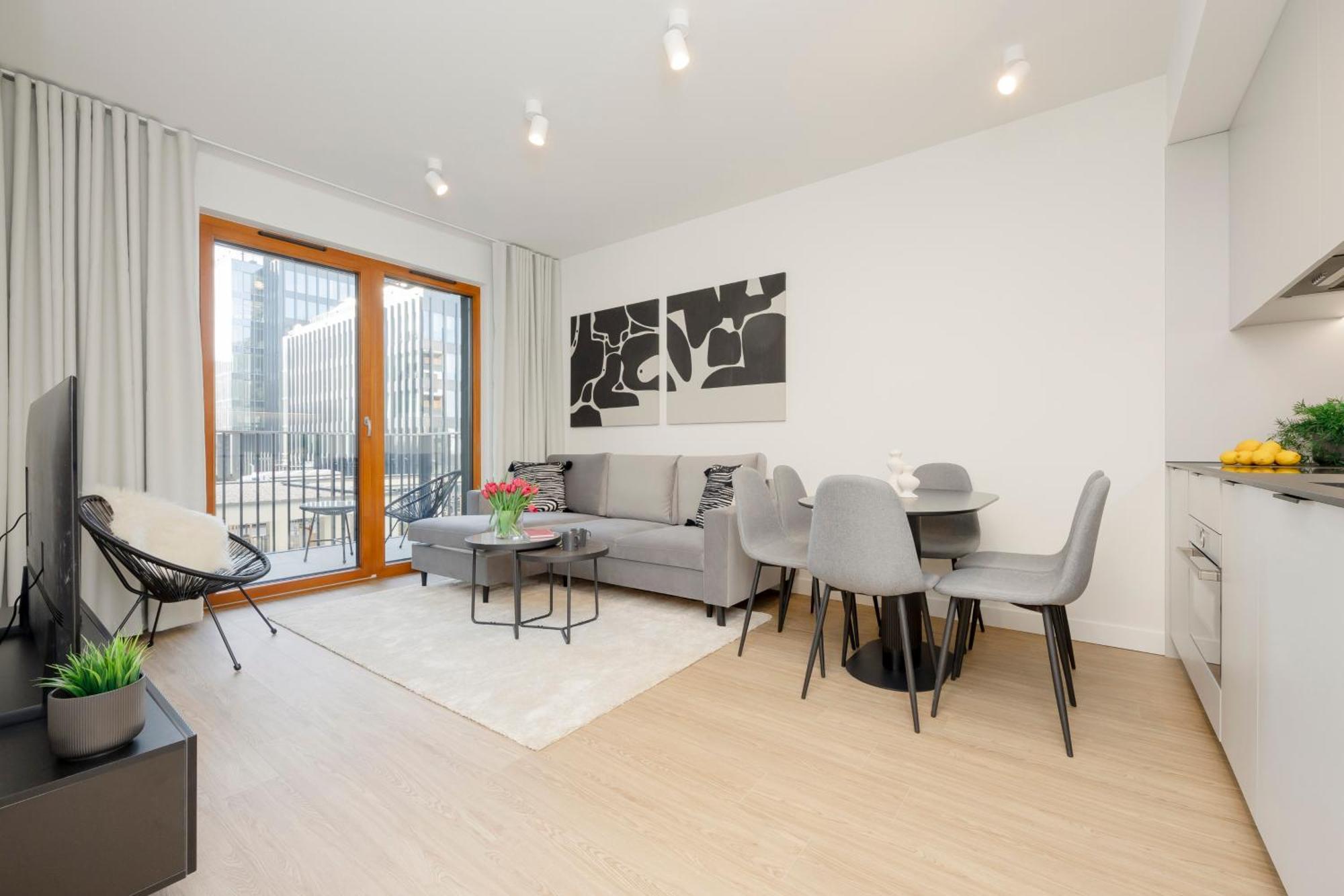 Three-bedroom Mokotow With Balcony By Renters * Varsóvia