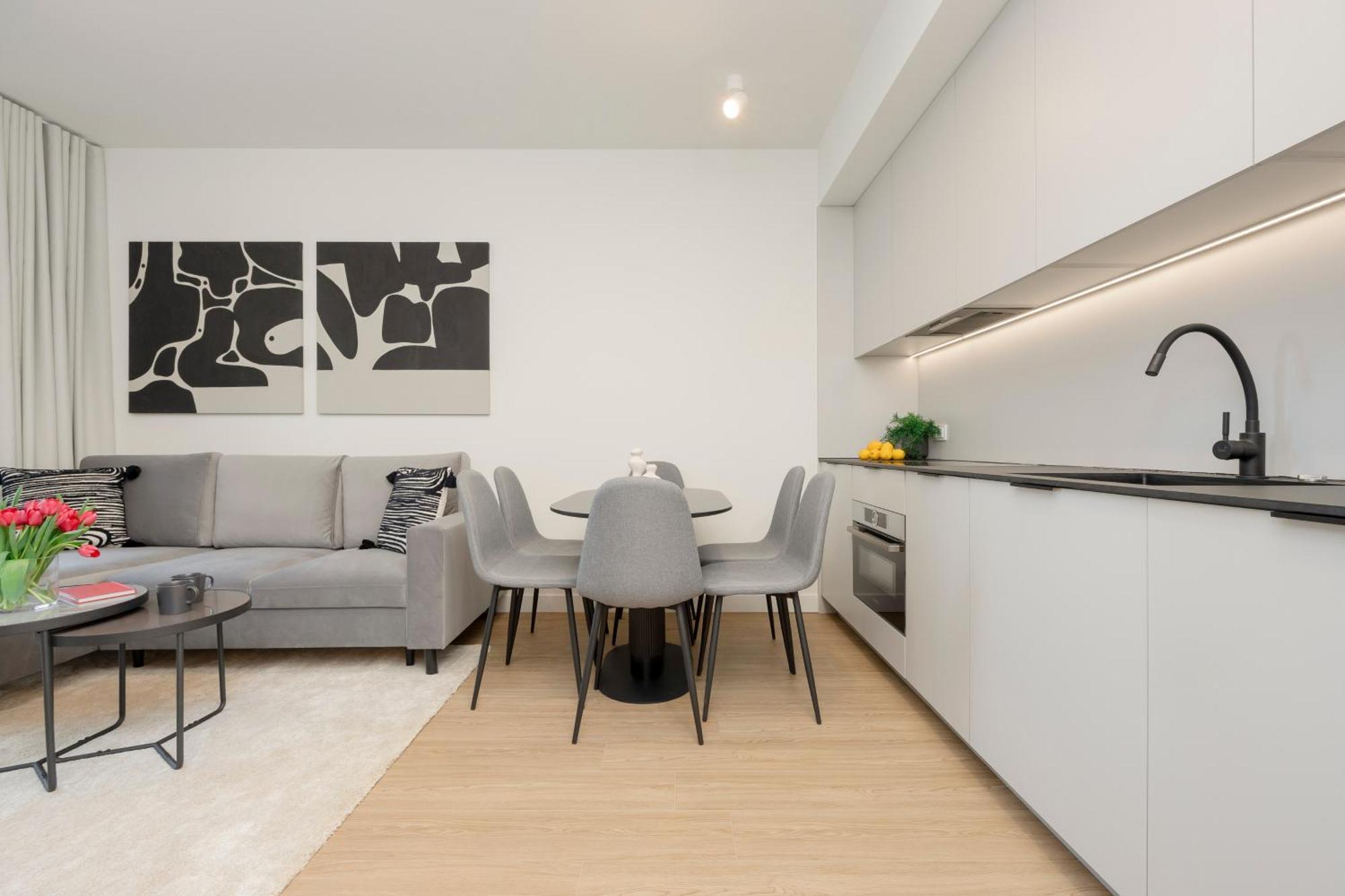 Three-bedroom Mokotow With Balcony By Renters * Varsóvia