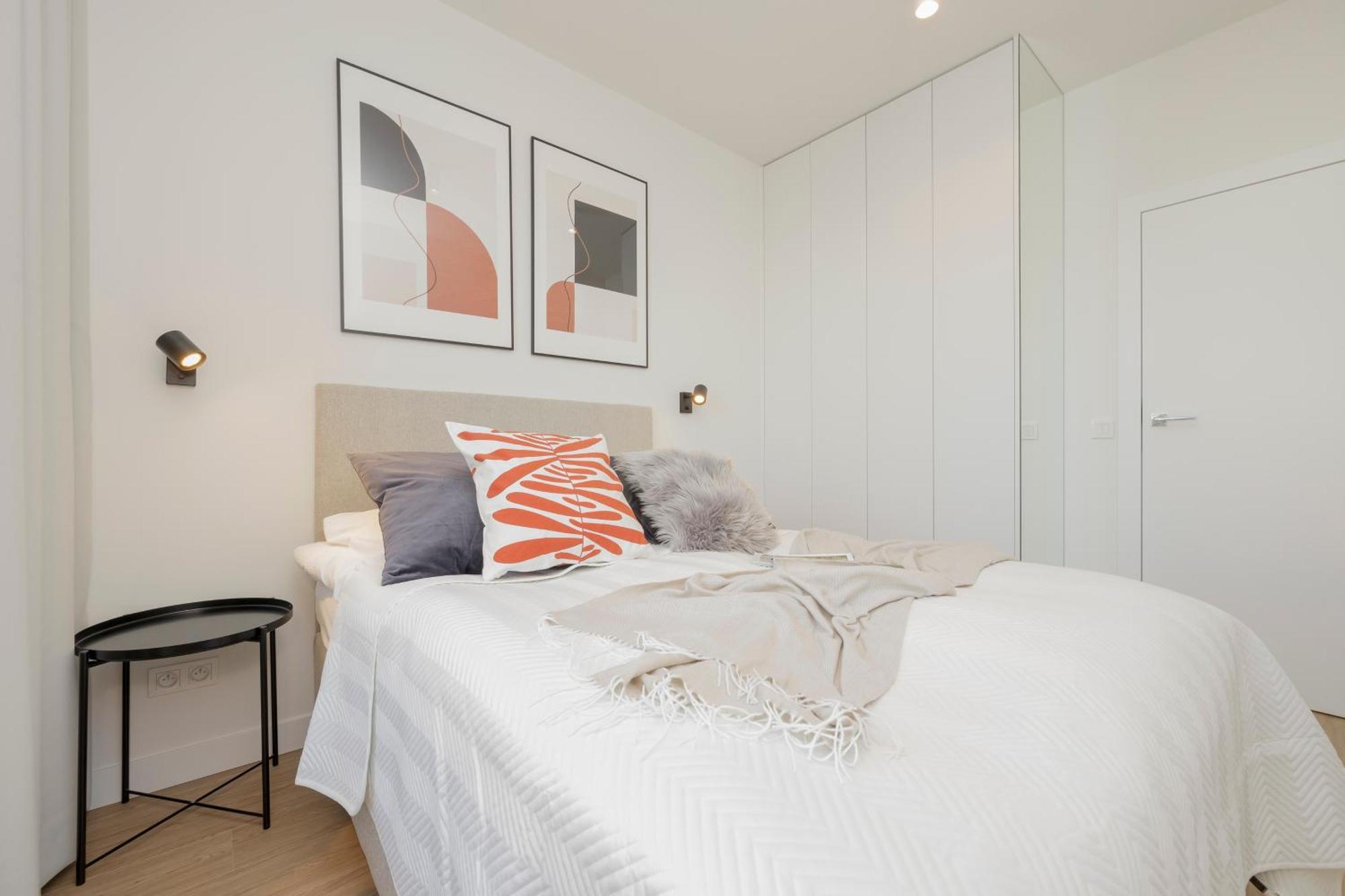 Three-bedroom Mokotow With Balcony By Renters Apartamento *