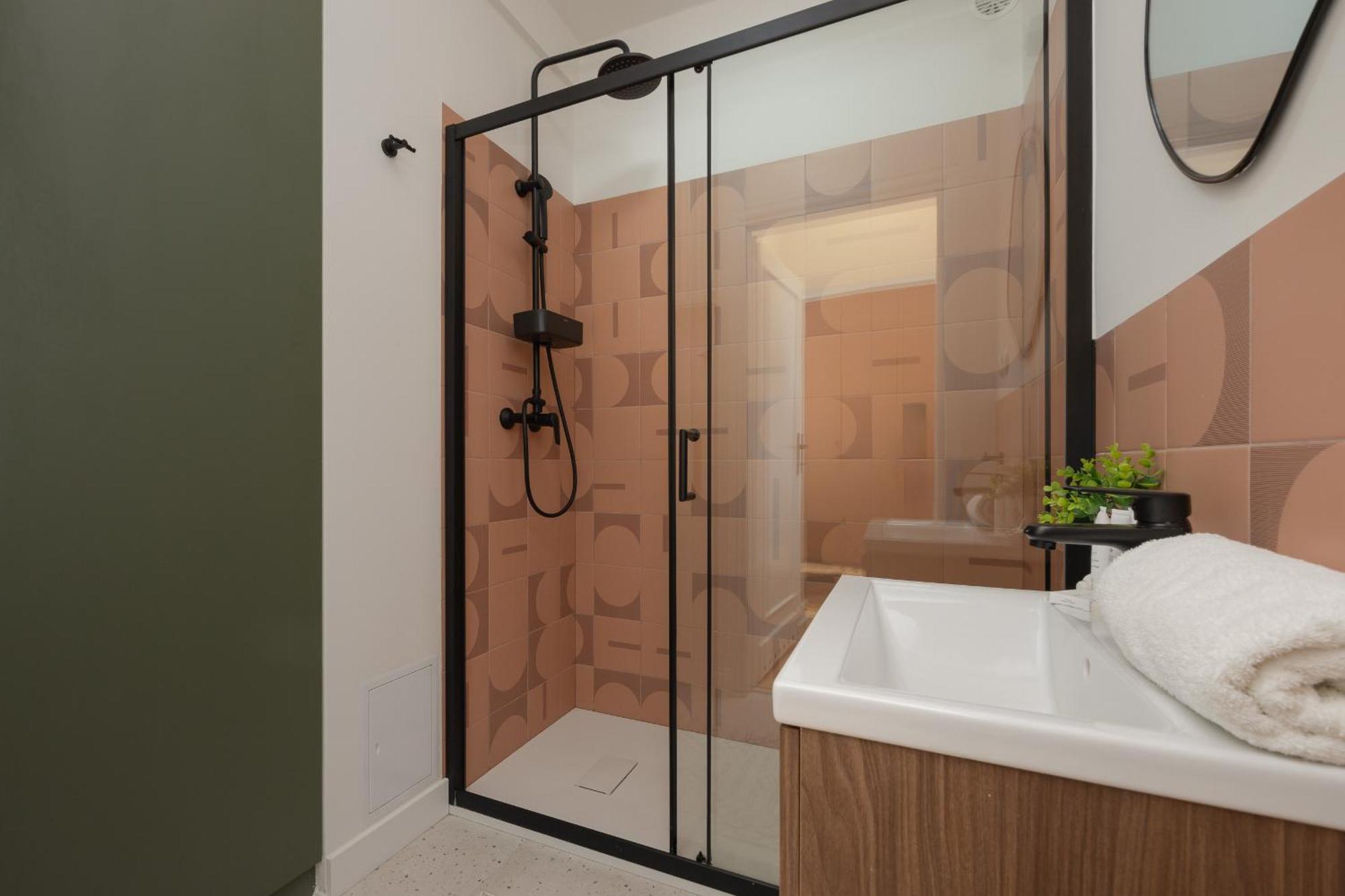 For 6 People Near Royal Baths Park By Renters Prestige *