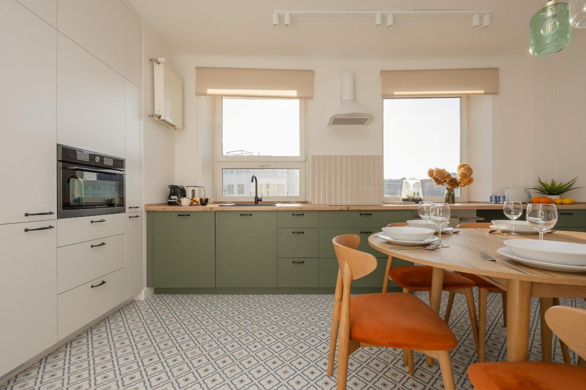Apartment For 6 People Near Royal Baths Park By Renters Prestige