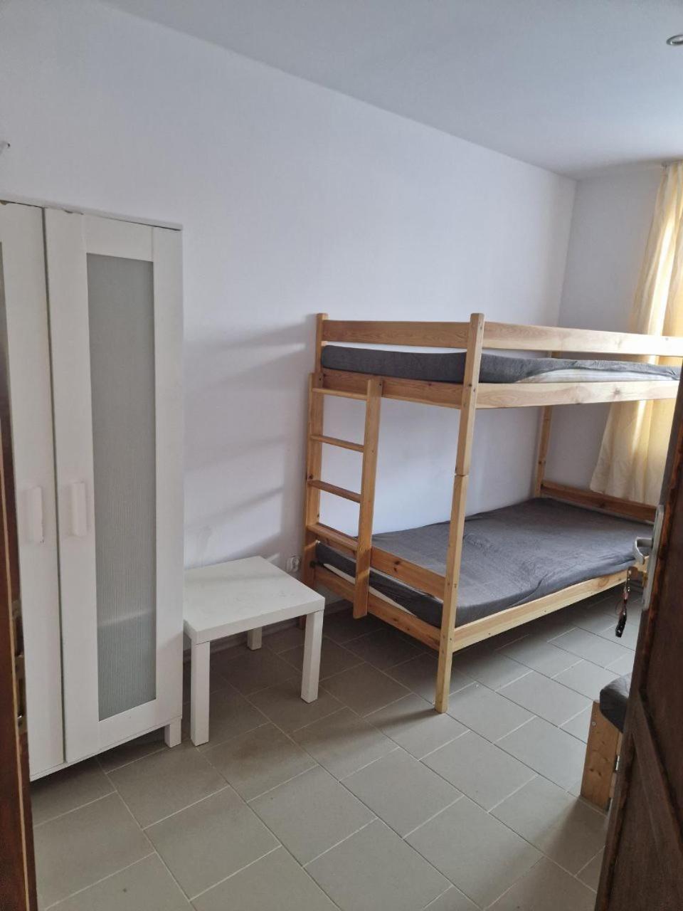 Hostel O2h *