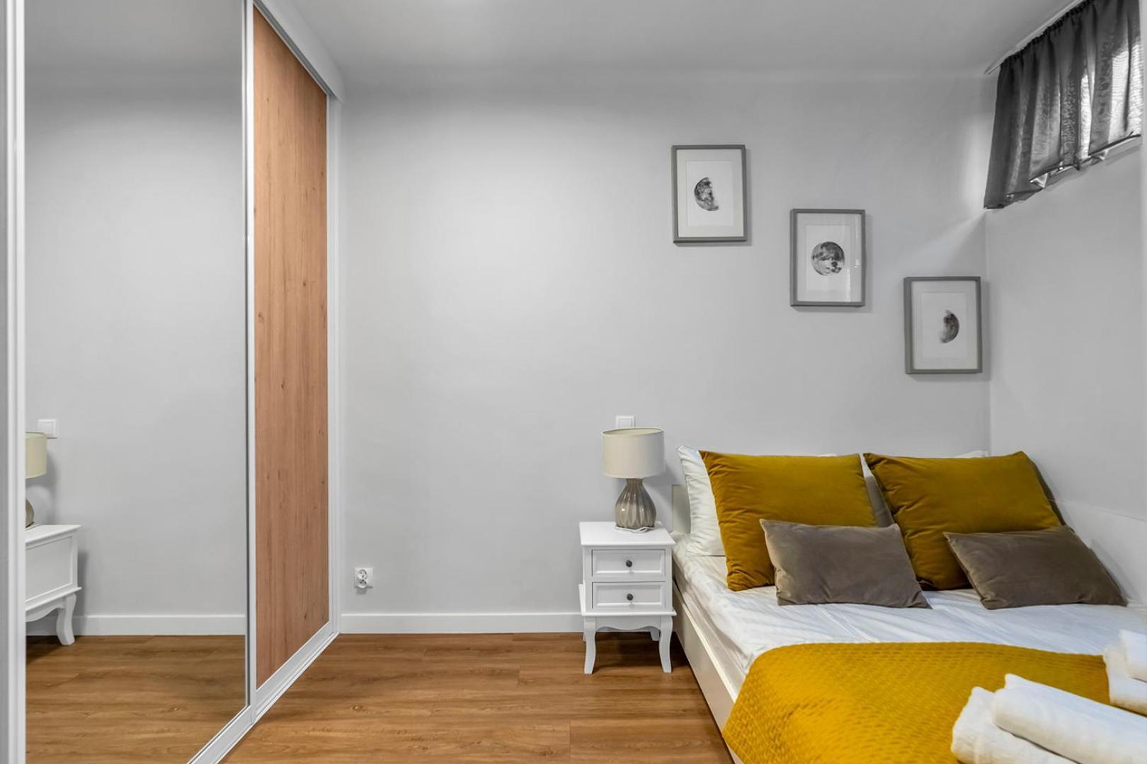 Apartment Park Mirowski Yellow