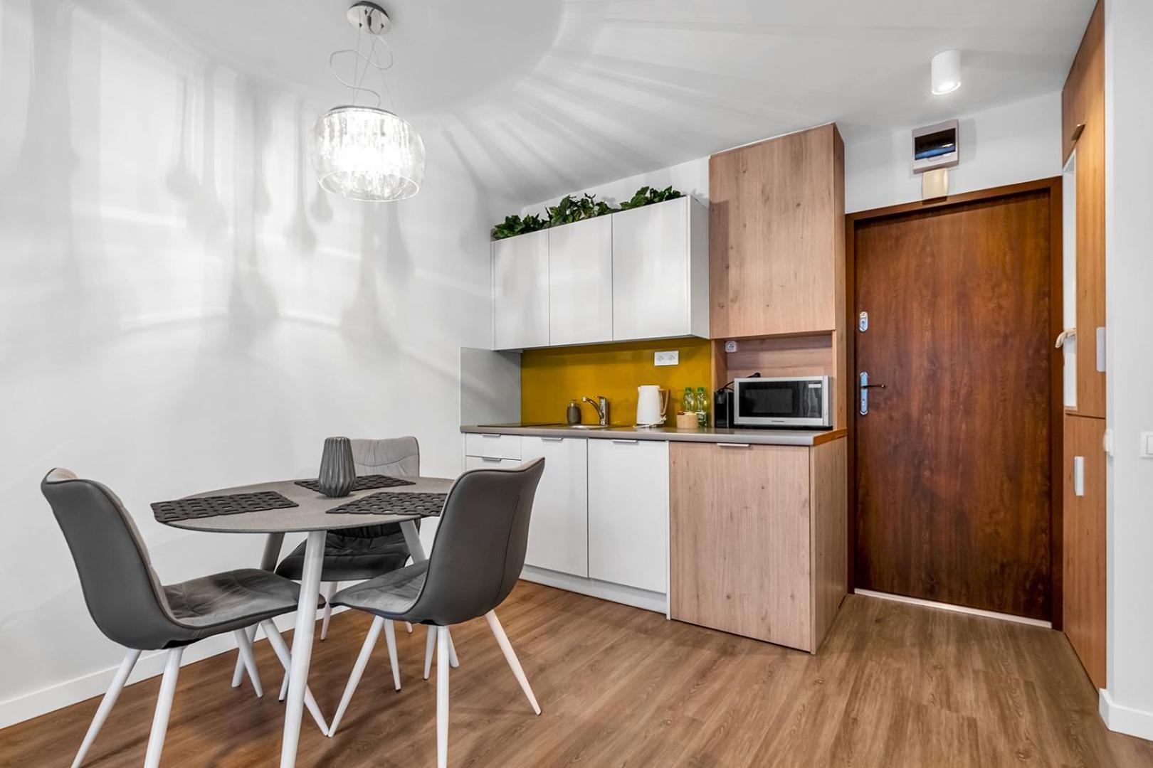Park Mirowski Yellow Apartment *