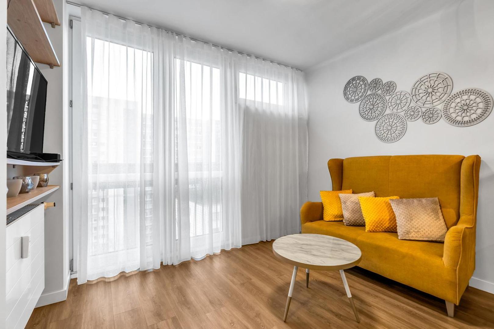 Park Mirowski Yellow Apartment