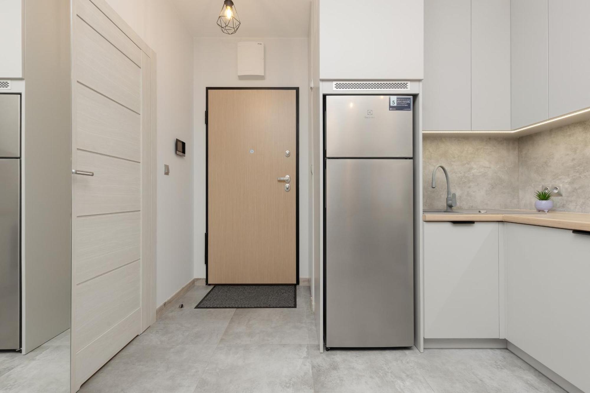Ideal For Remote Work With Furnished Balcony And Parking By Renters Apartament Warszawa