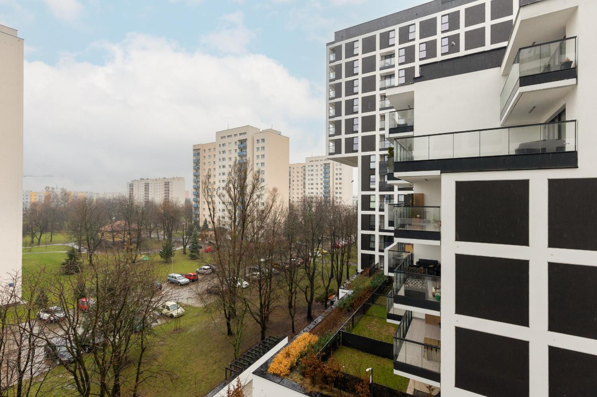 Ideal For Remote Work With Furnished Balcony And Parking By Renters Apartament Warszawa