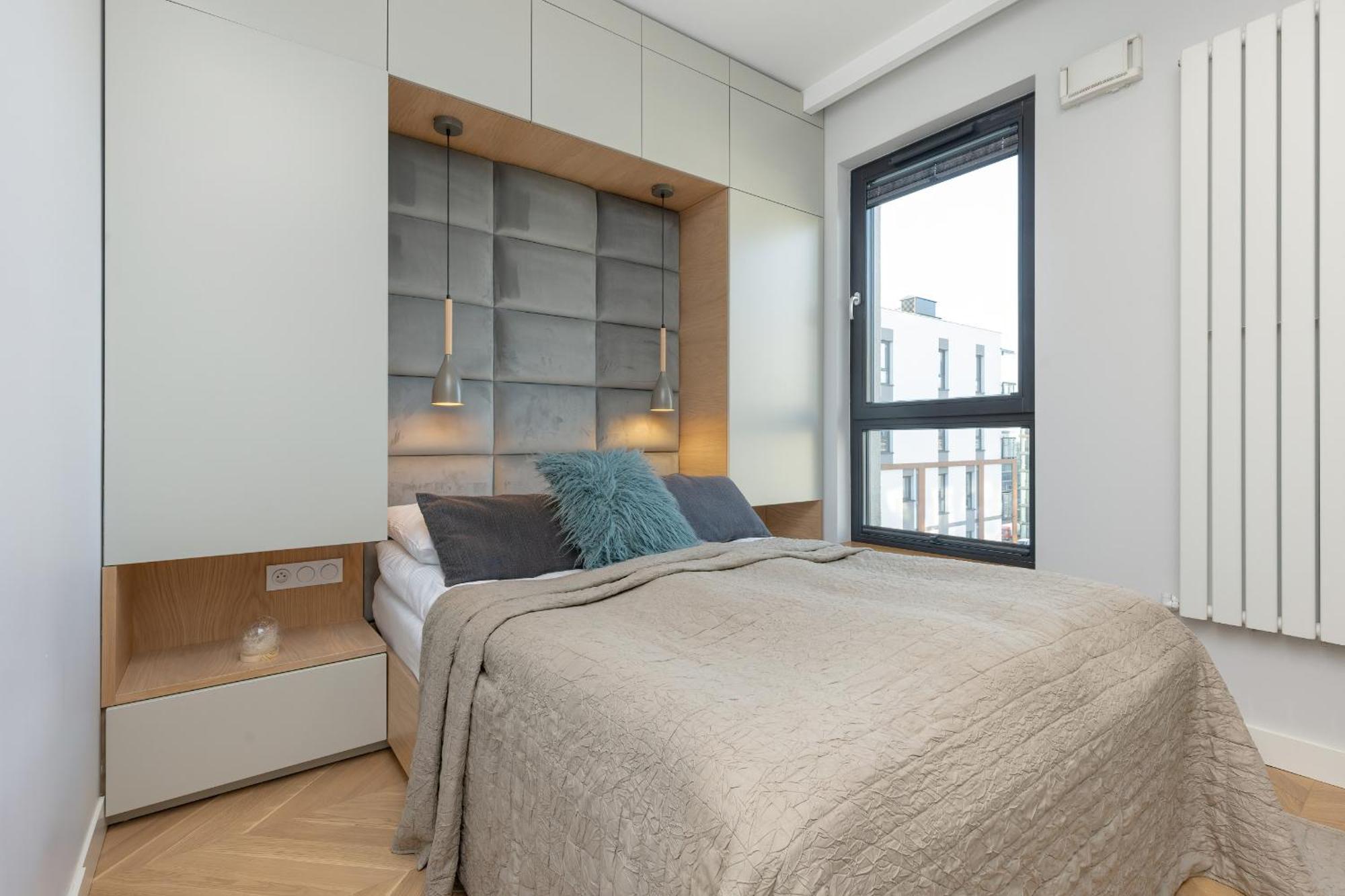 Bright Blue With Balcony, Parking And Air Conditioning In By Renters *