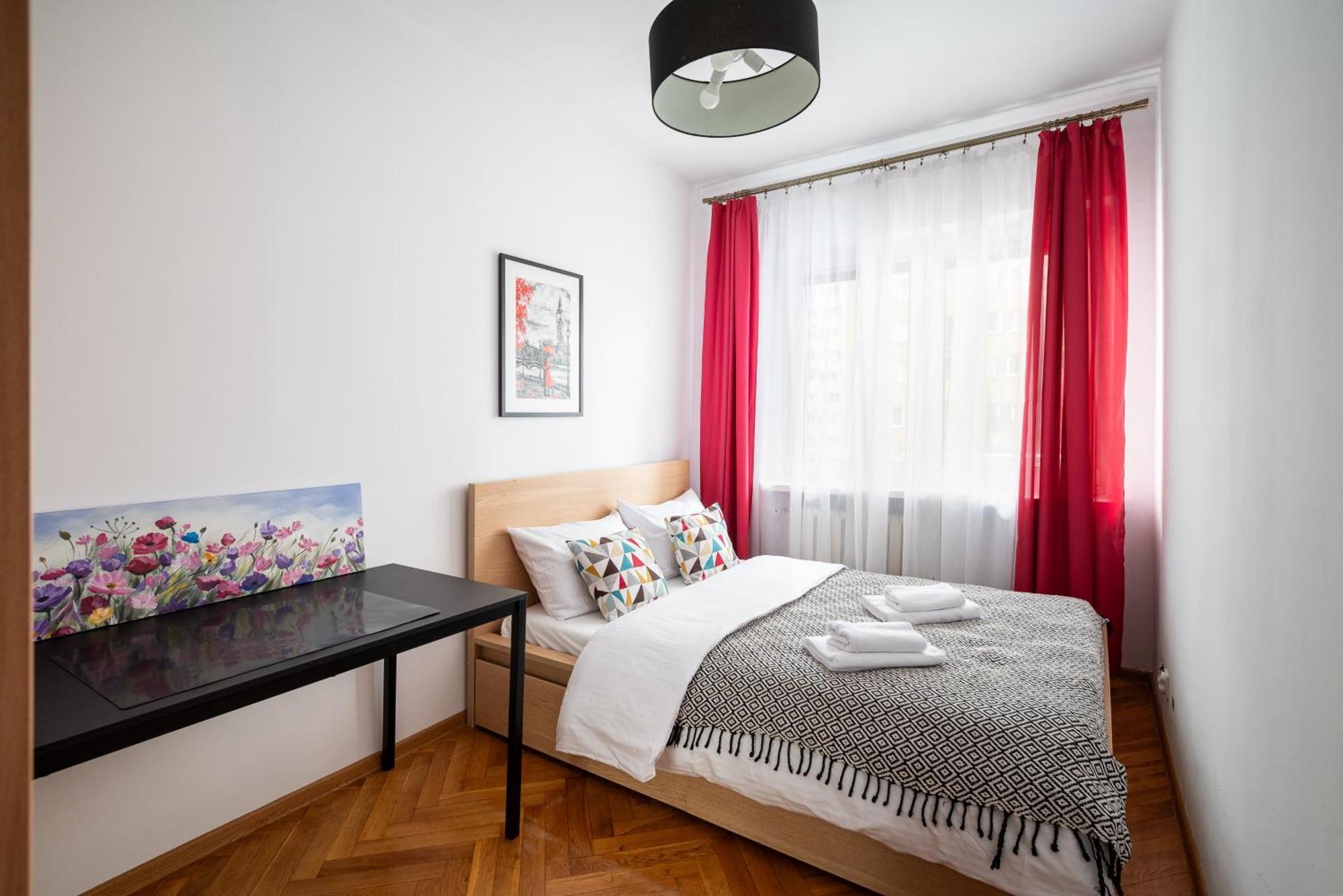 Rondo Onz Red & Yellow Apartment Warsaw