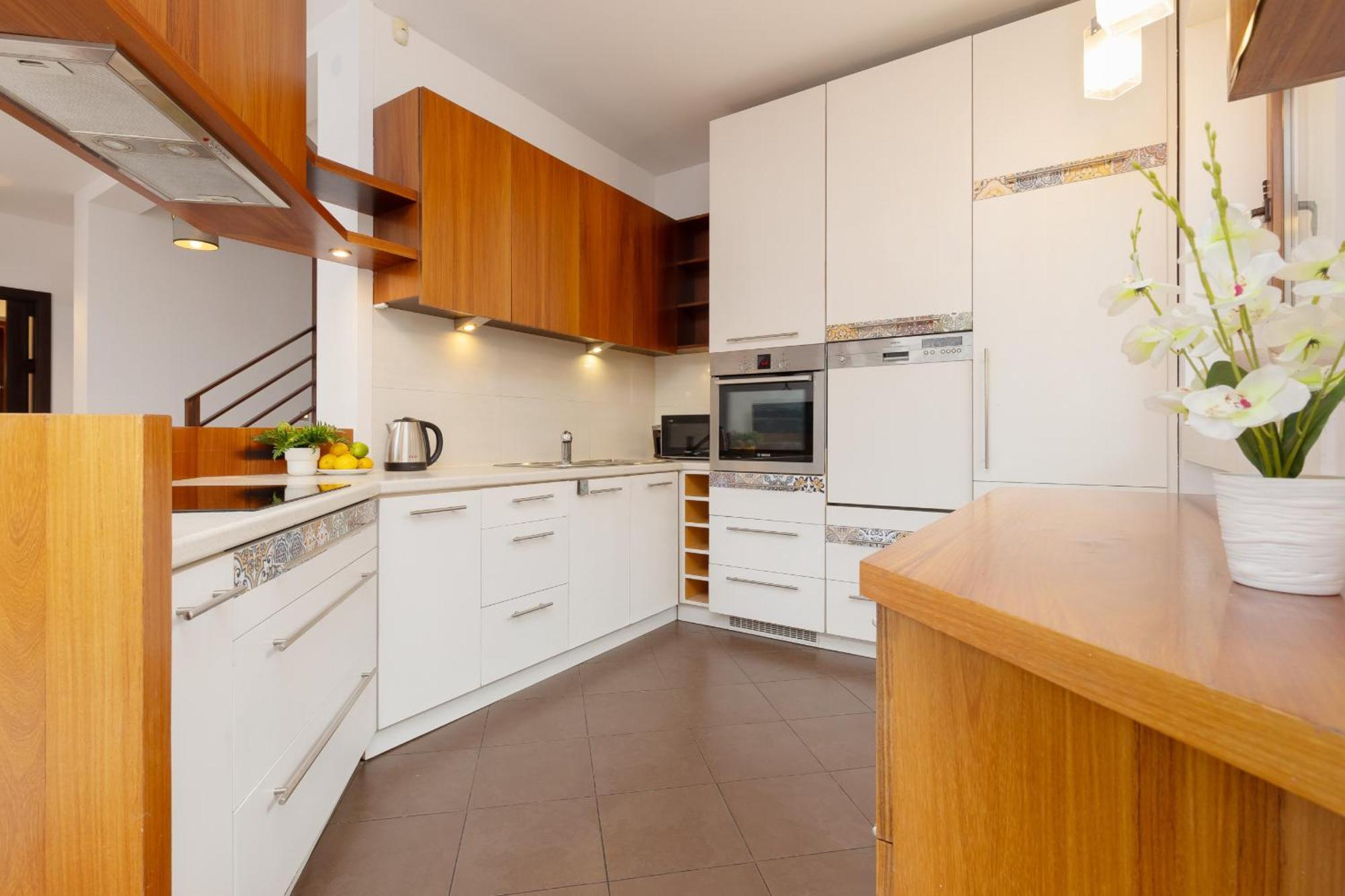 Dom wakacyjny Spacious Two-story 4-bedroom House With Parking And Garden In By Renters