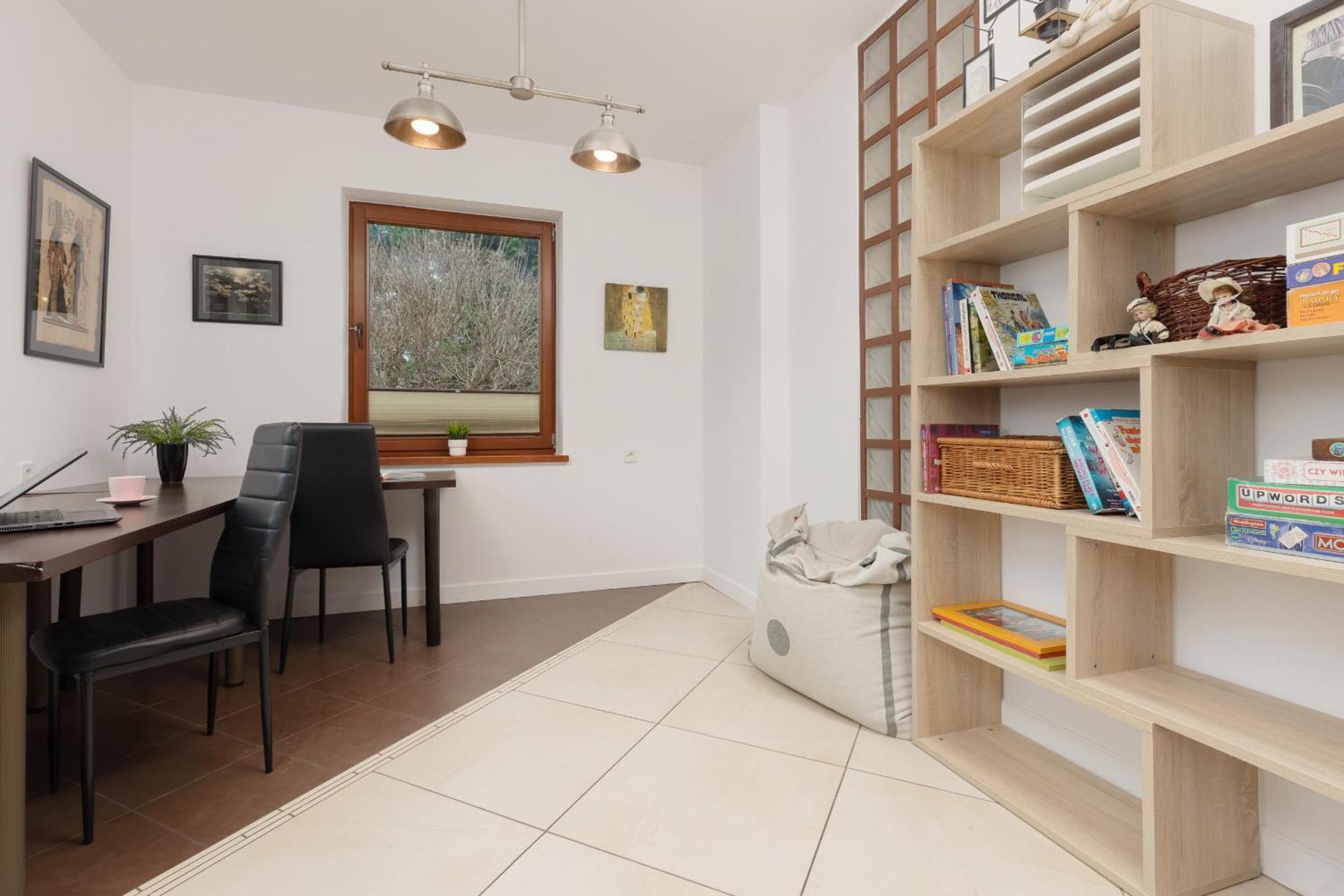 Spacious Two-story 4-bedroom House With Parking And Garden In By Renters Warszawa