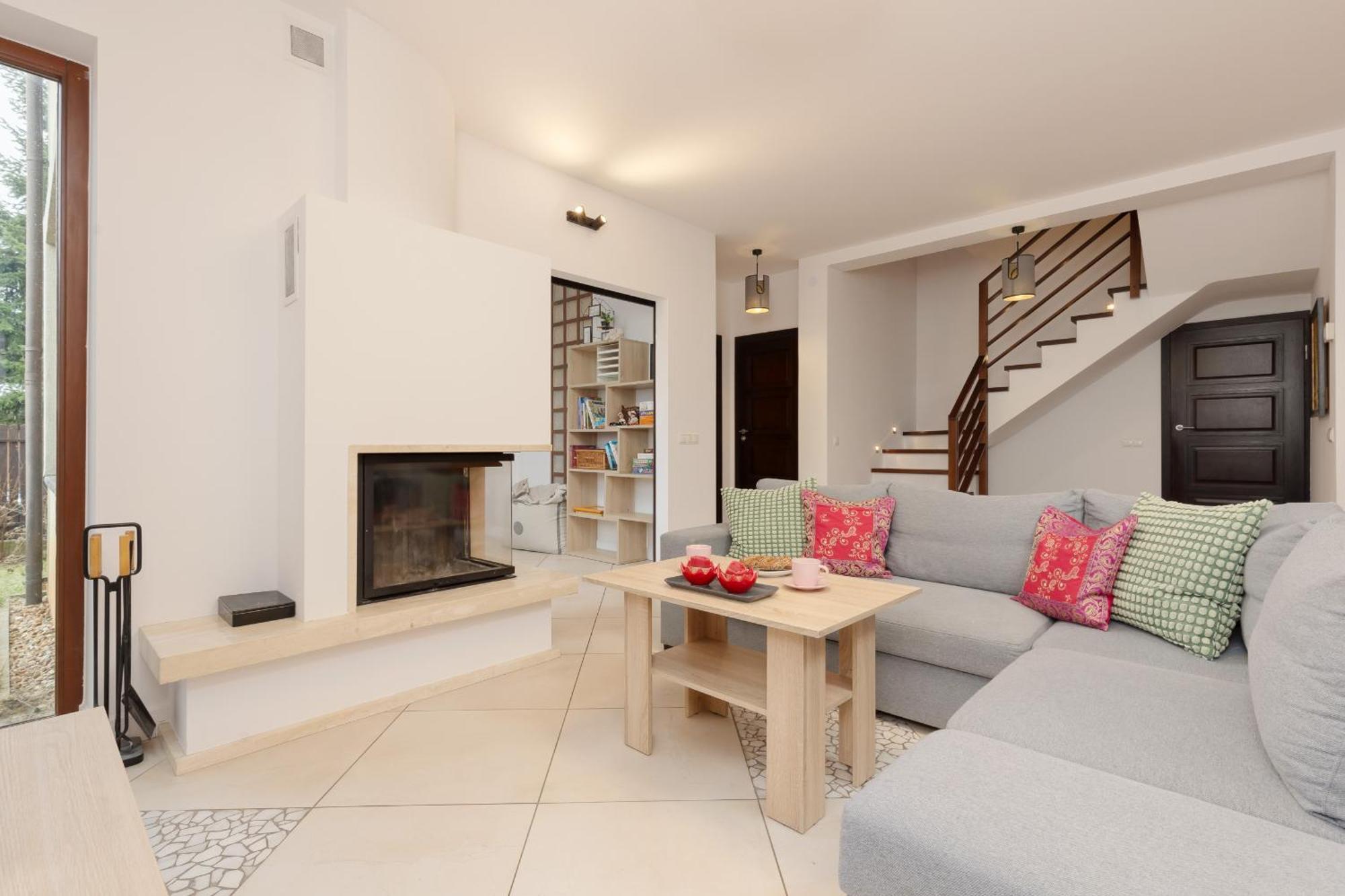 Spacious Two-story 4-bedroom House With Parking And Garden In By Renters Warszawa