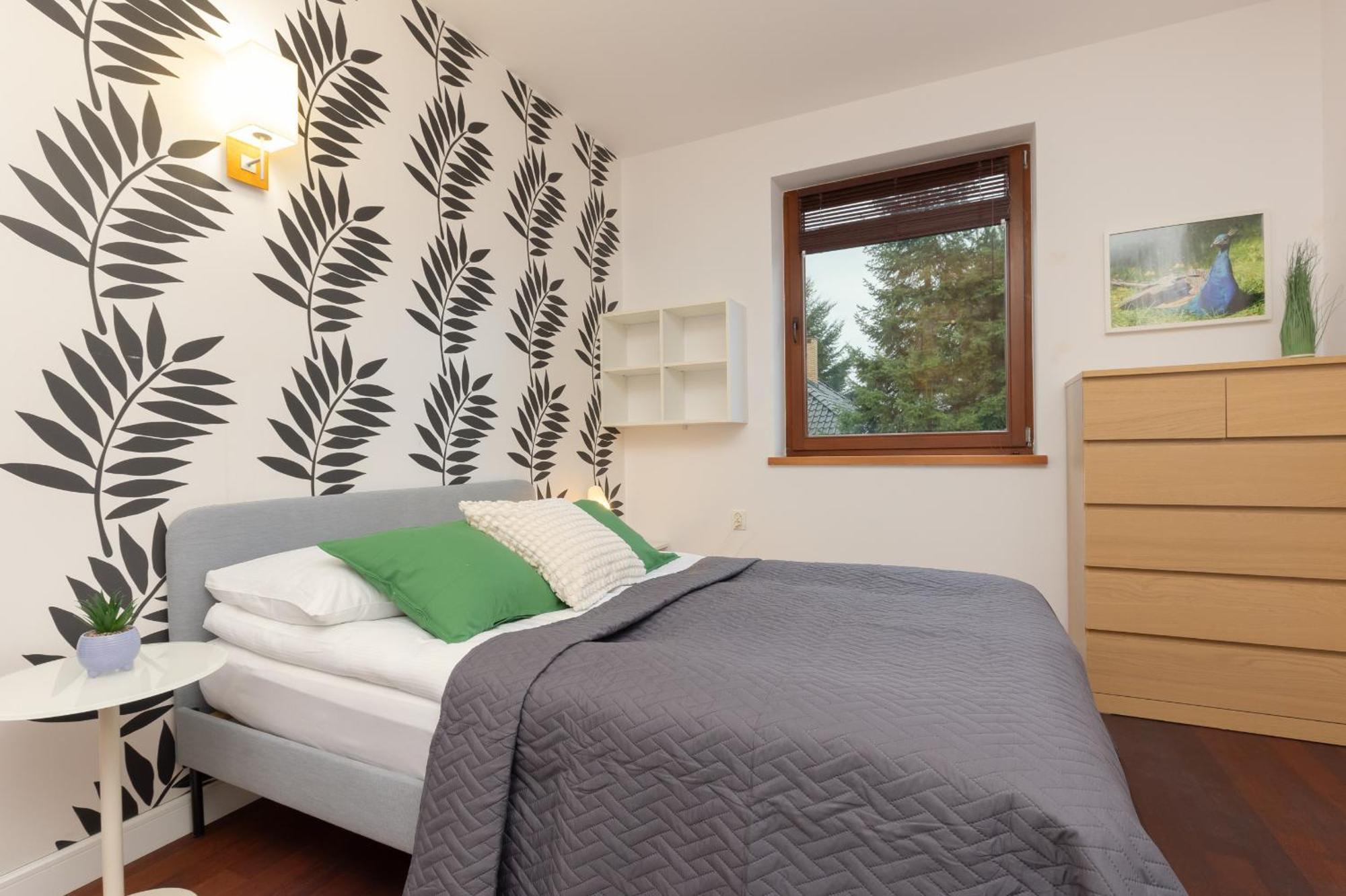 Spacious Two-story 4-bedroom House With Parking And Garden In By Renters Dom wakacyjny