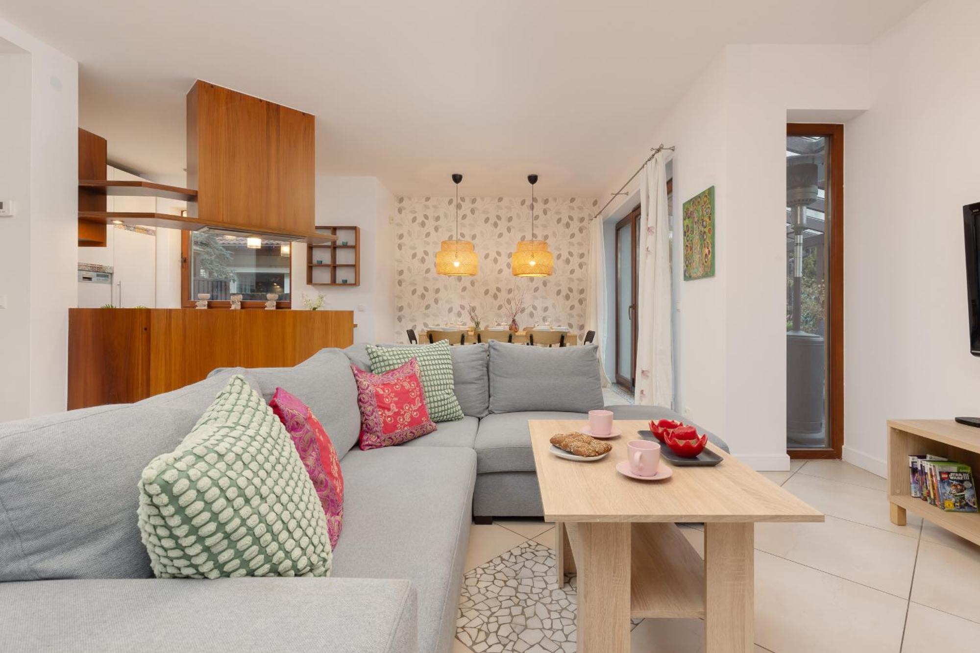 Dom wakacyjny Spacious Two-story 4-bedroom House With Parking And Garden In By Renters *