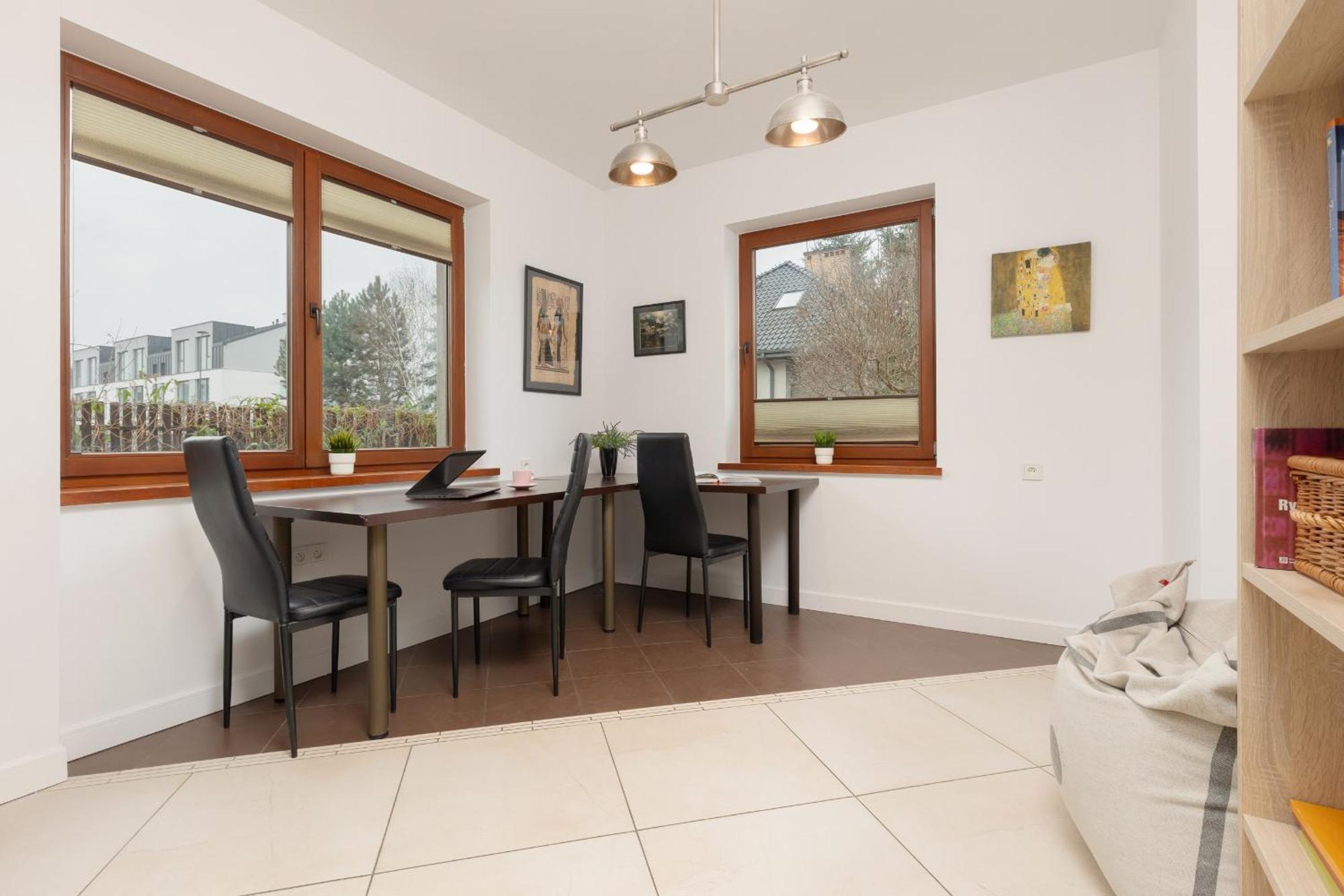 Spacious Two-story 4-bedroom House With Parking And Garden In By Renters Warszawa