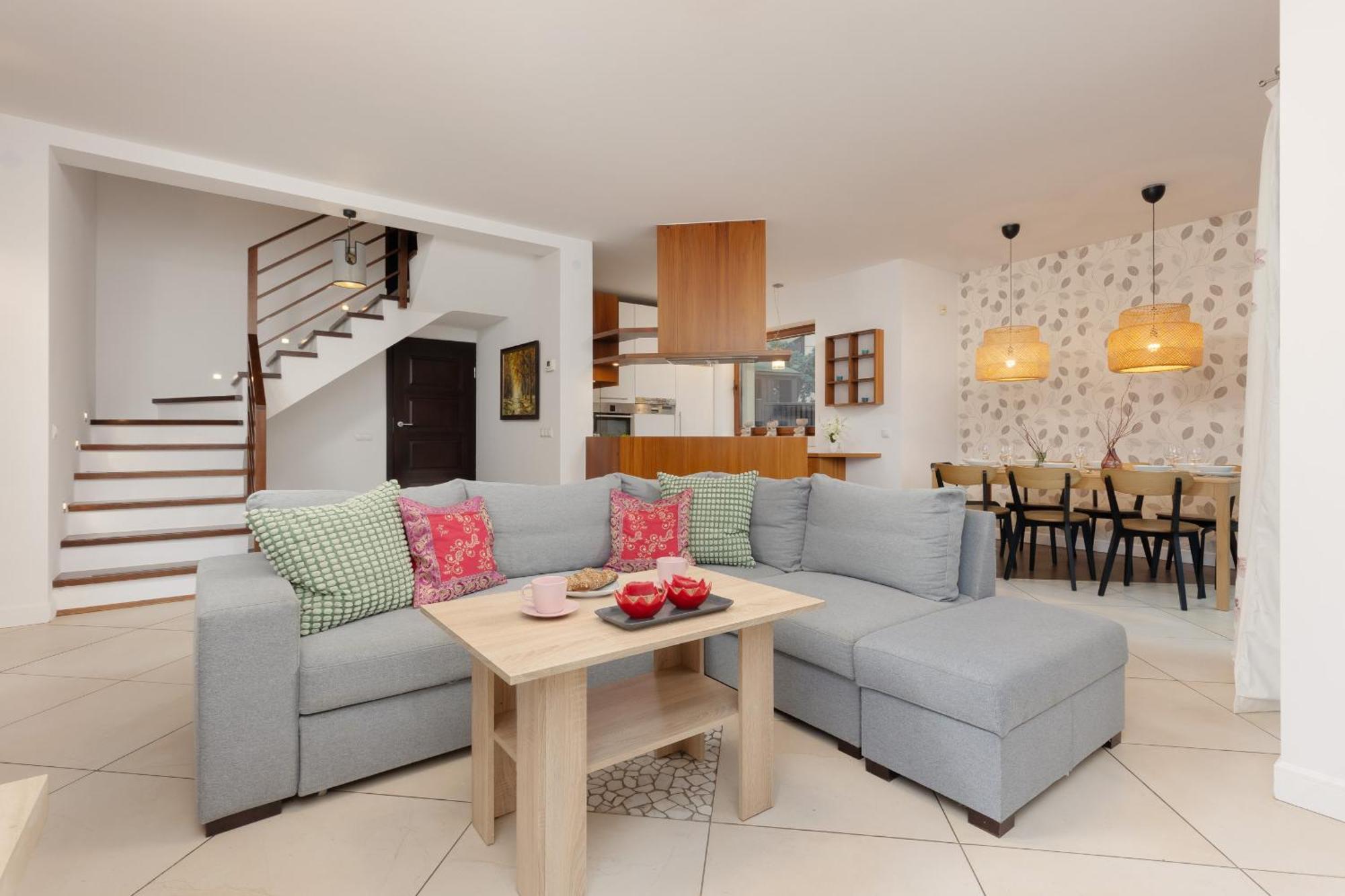 Spacious Two-story 4-bedroom House With Parking And Garden In By Renters Dom wakacyjny *