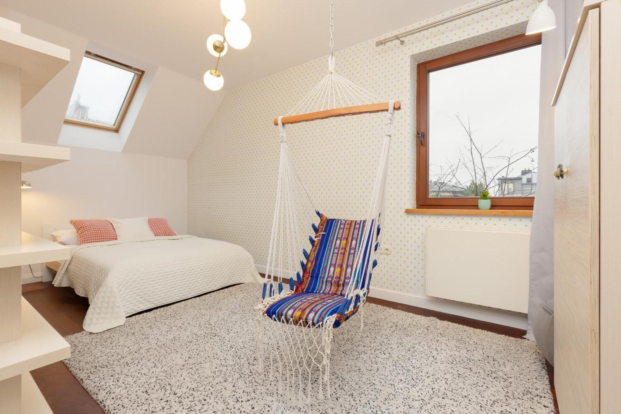 Spacious Two-story 4-bedroom House With Parking And Garden In By Renters