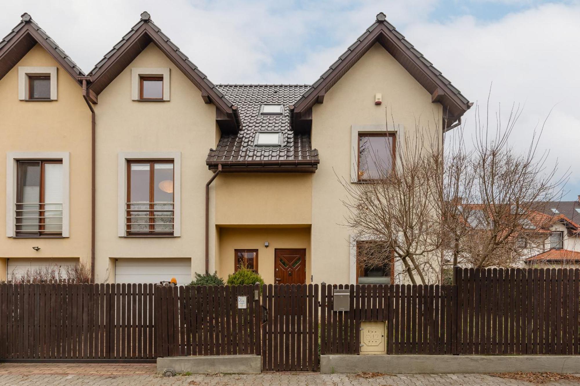 Spacious Two-story 4-bedroom House With Parking And Garden In By Renters *