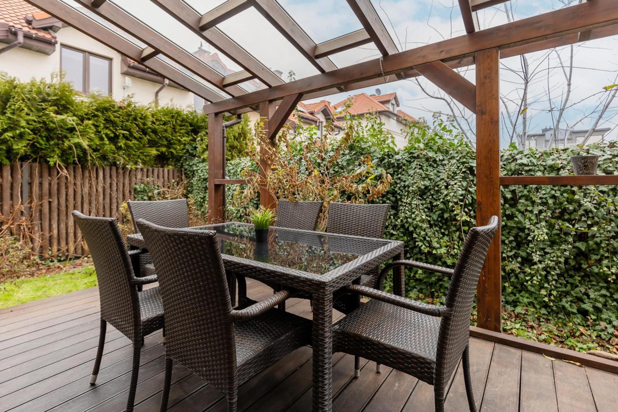 Spacious Two-story 4-bedroom House With Parking And Garden In By Renters Warszawa