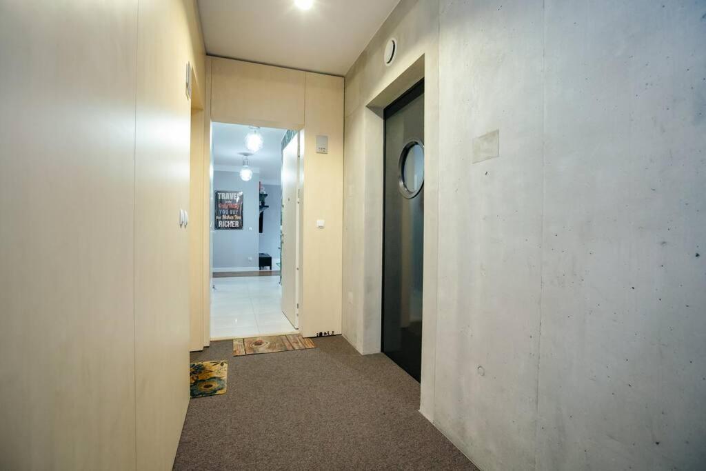 Modern, Spacious With Garage And Balcony Warsaw