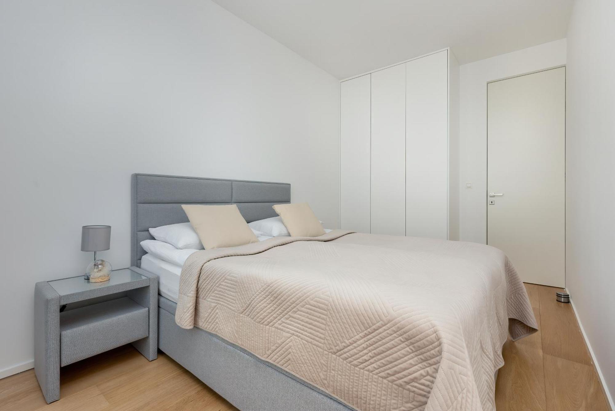 Elegant With Balcony & Parking By Renters Apartment