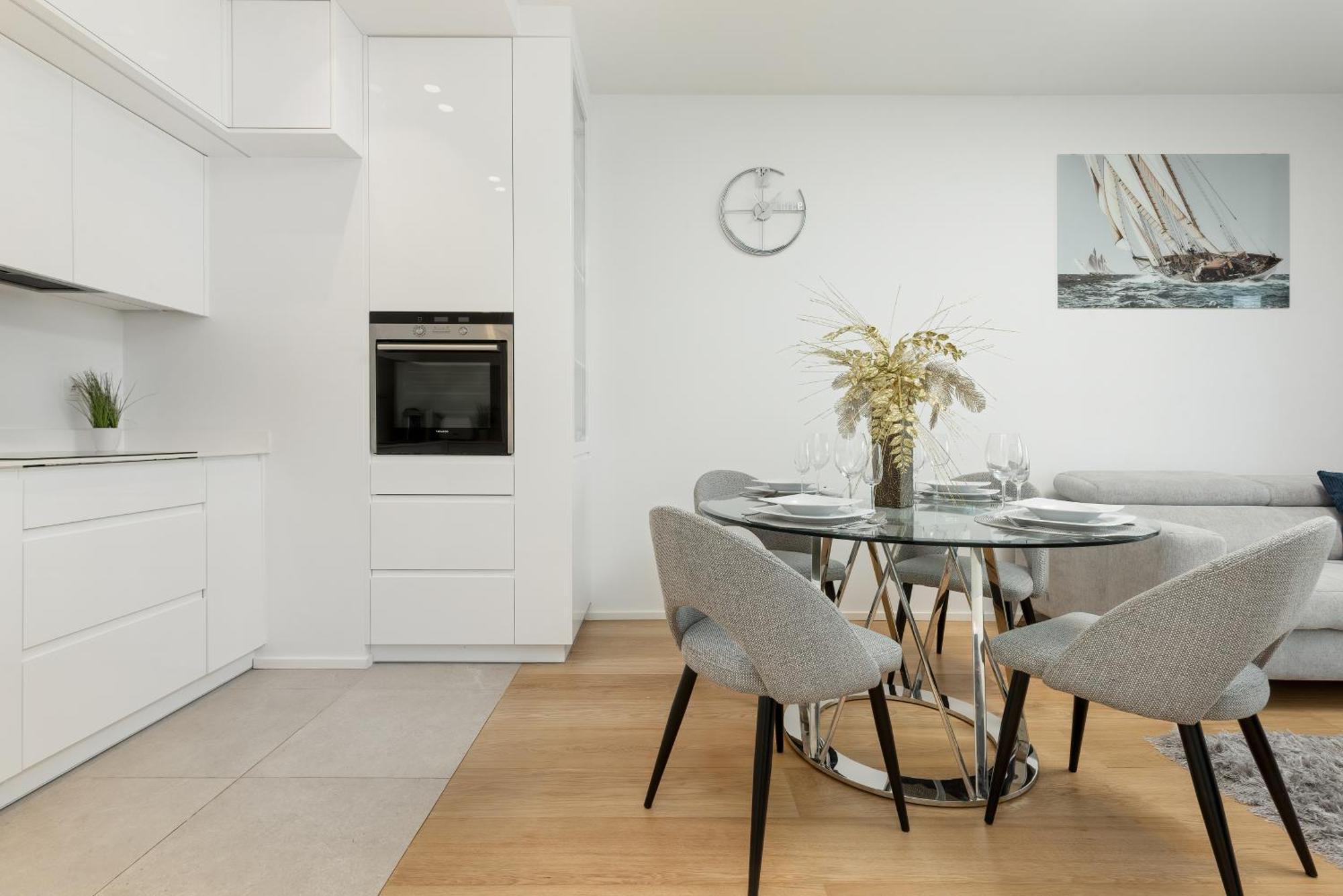 Elegant With Balcony & Parking By Renters *