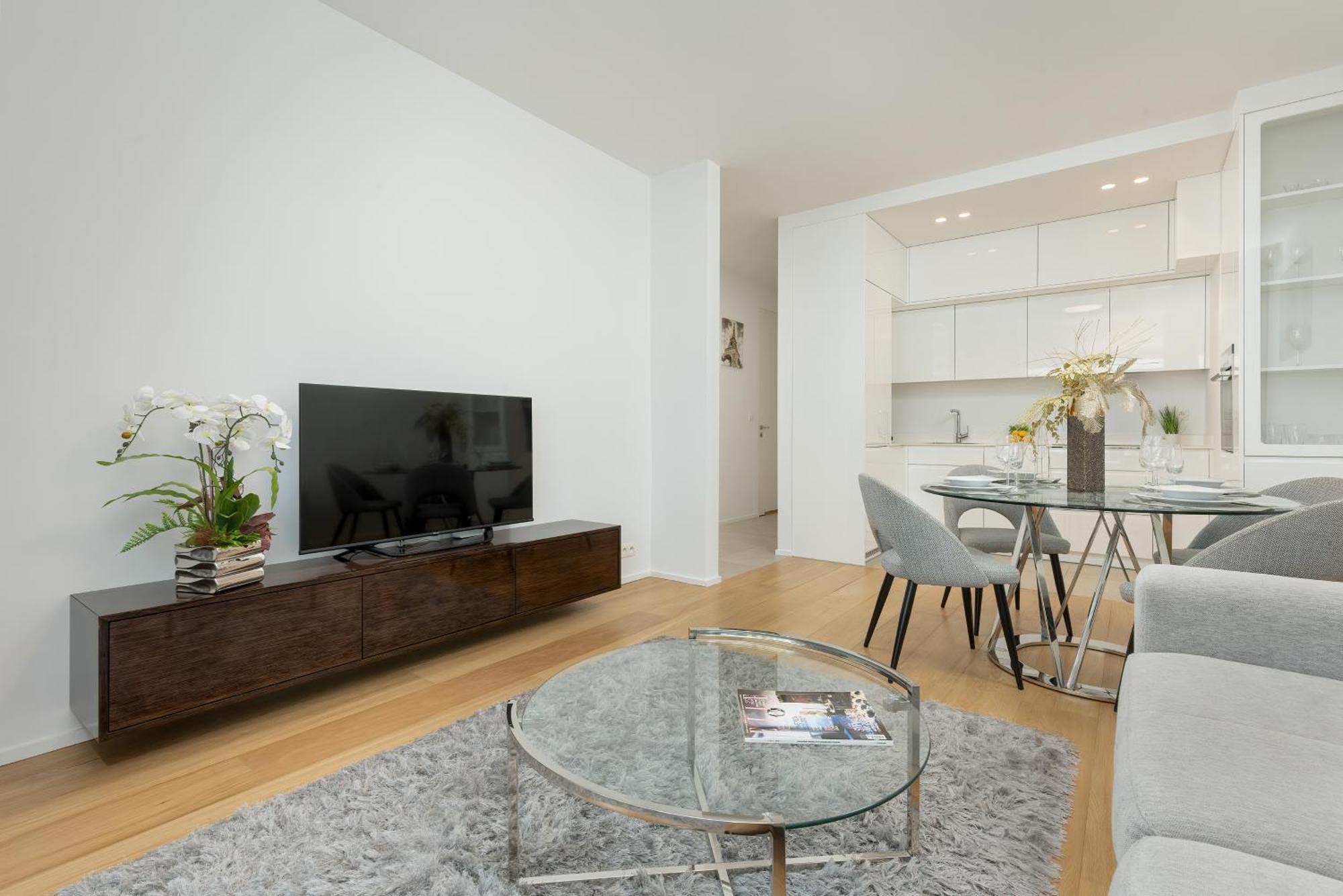 Apartment Elegant With Balcony & Parking By Renters Warschau