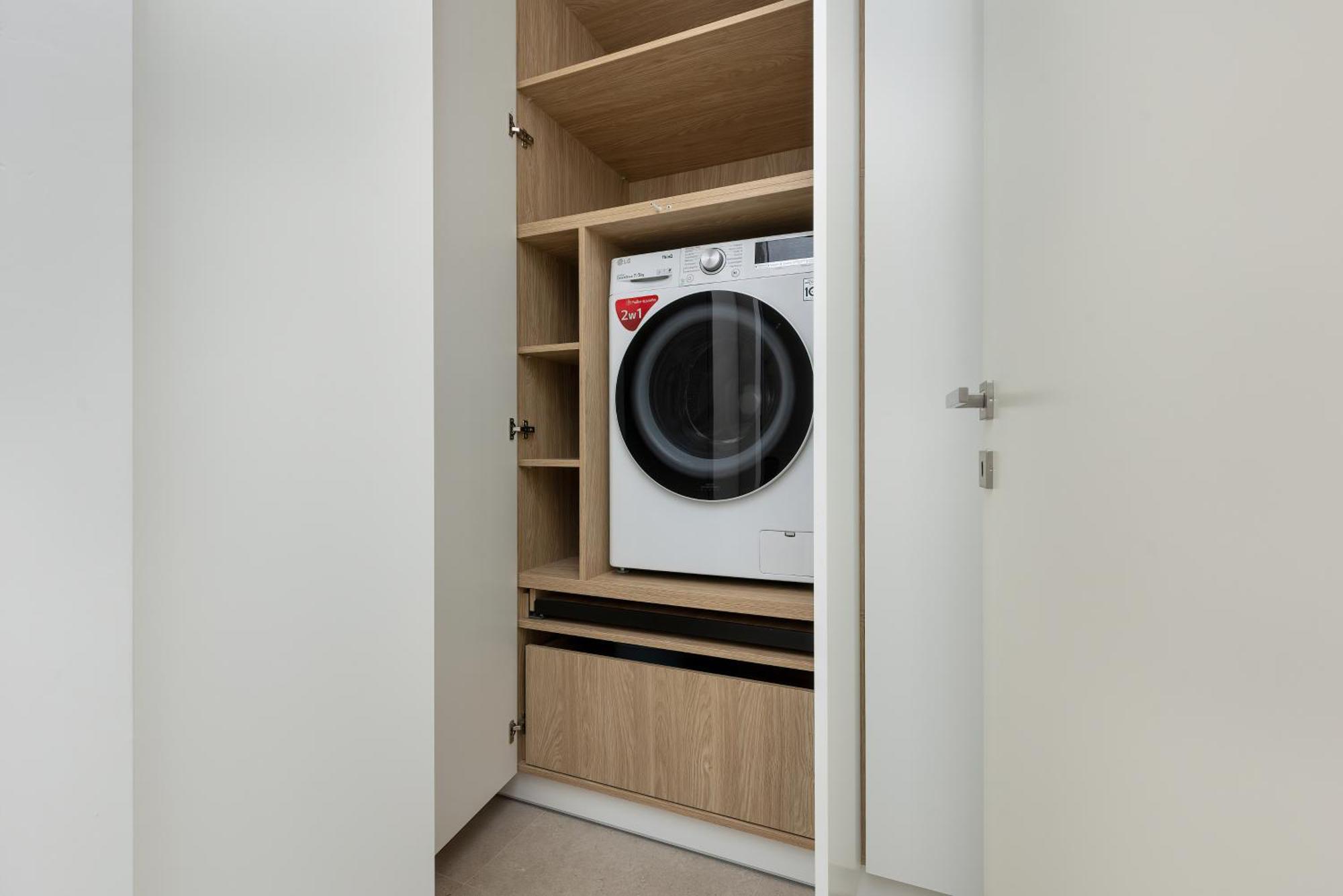 Elegant With Balcony & Parking By Renters Apartment Warschau