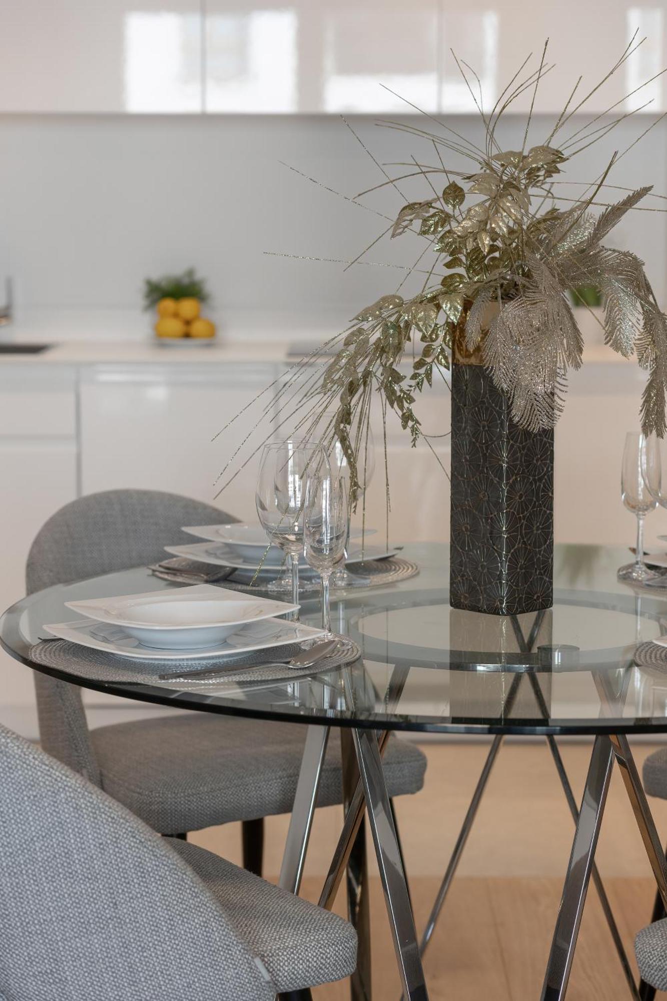 Elegant With Balcony & Parking By Renters Warschau