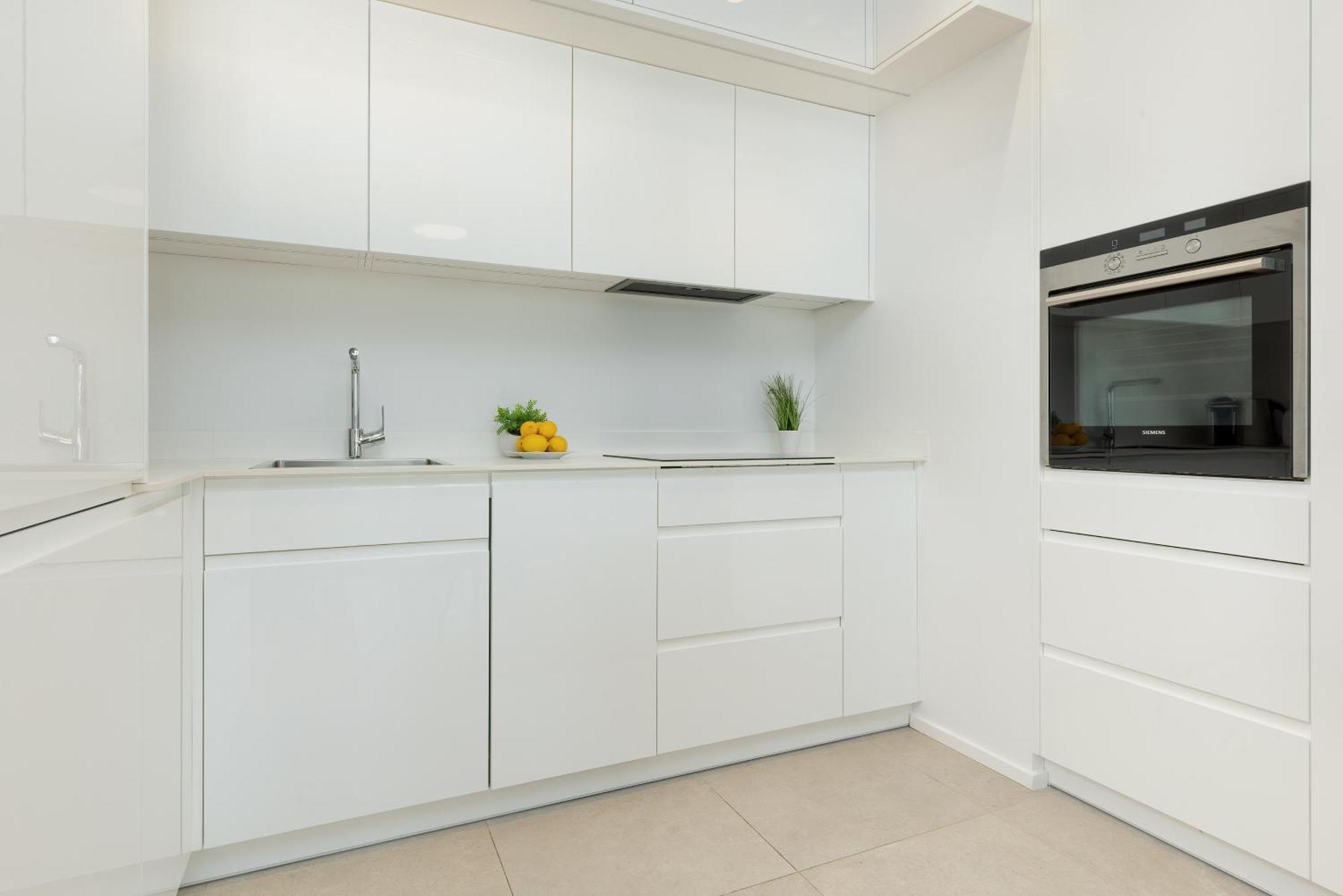Elegant With Balcony & Parking By Renters *