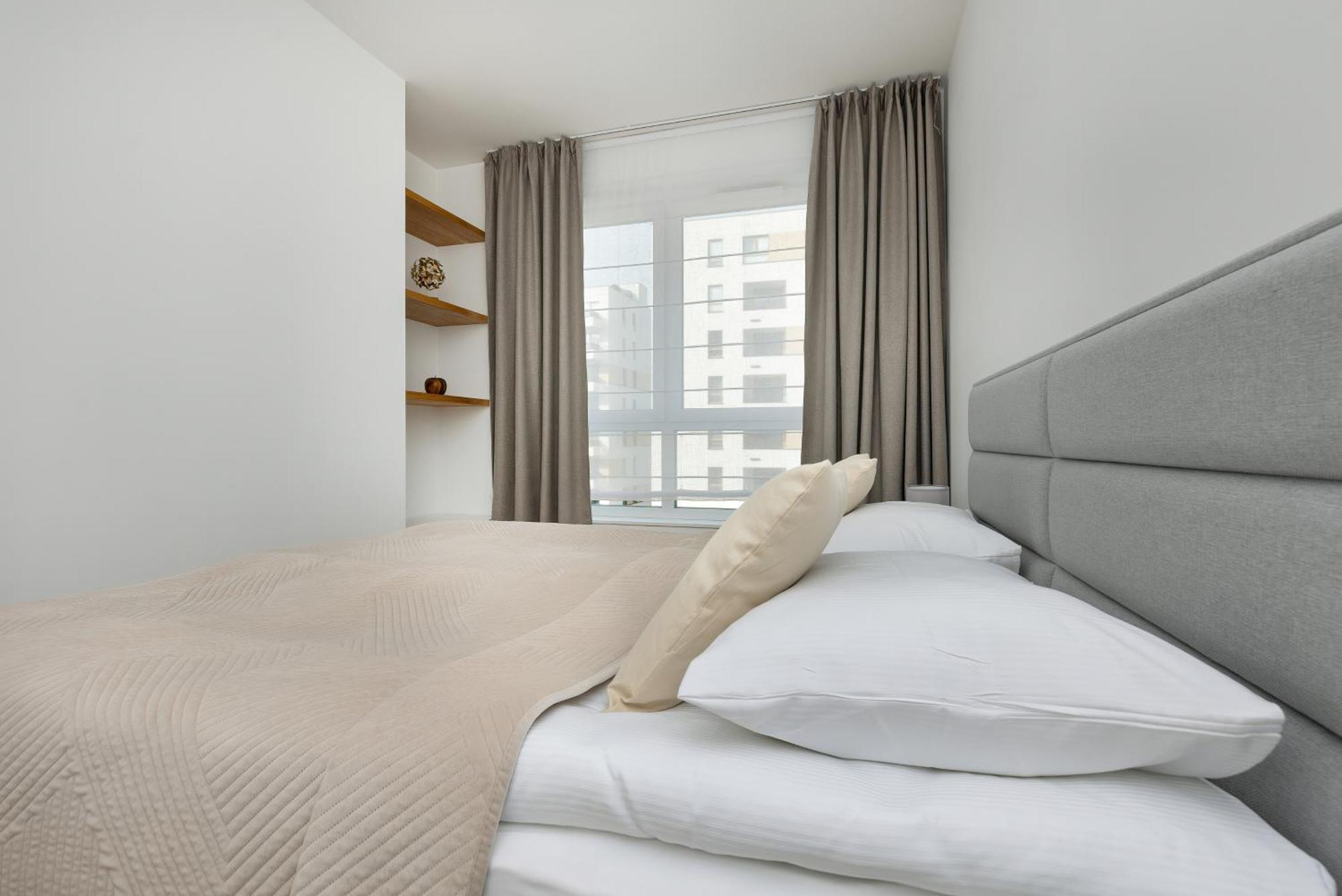 Elegant With Balcony & Parking By Renters Warschau
