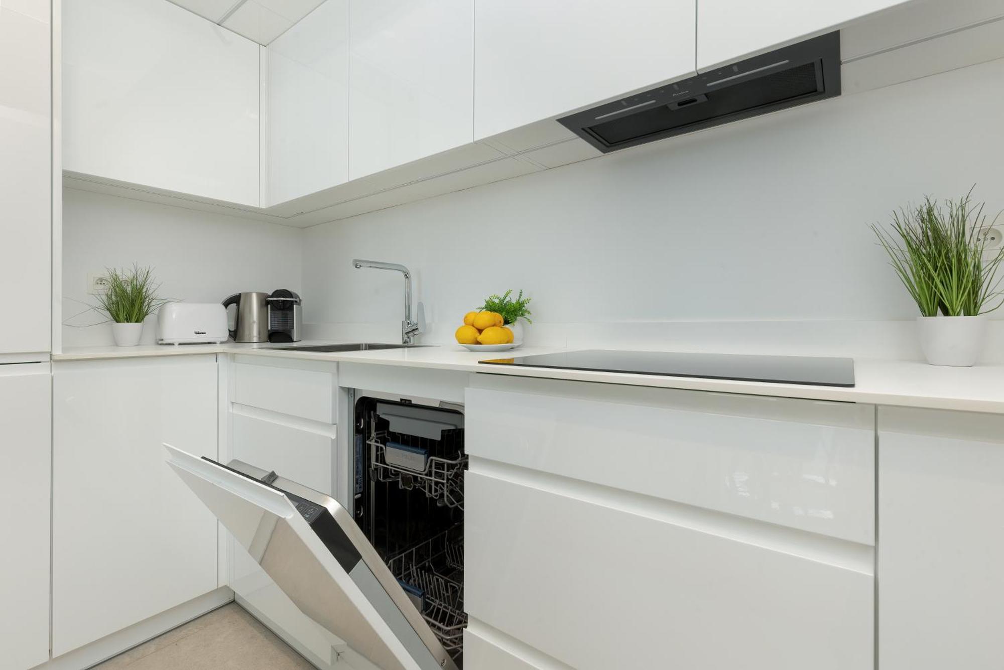 Elegant With Balcony & Parking By Renters Apartment *