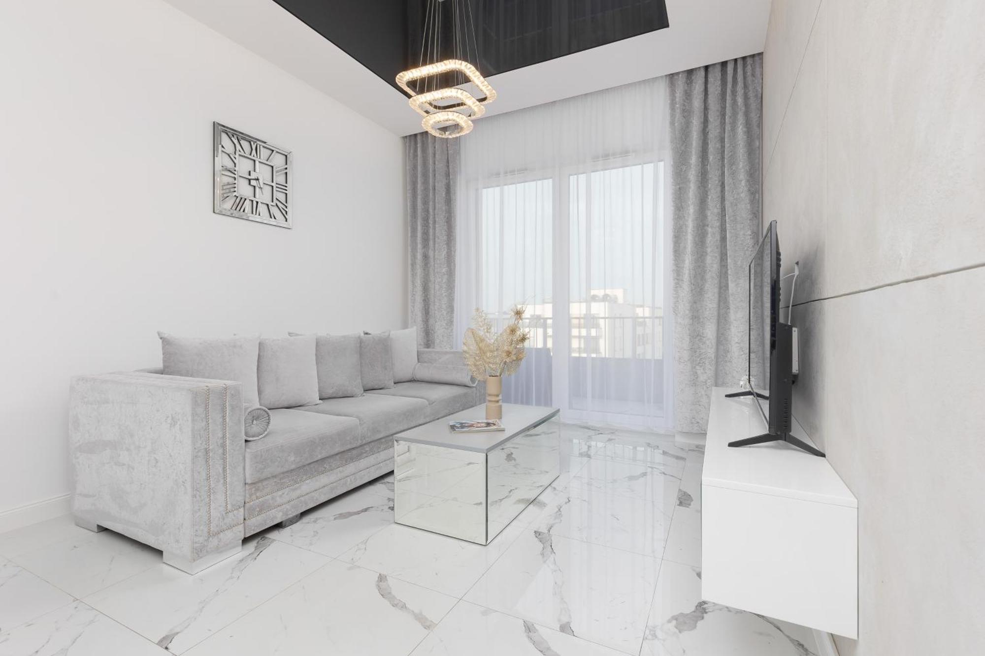 Apartment Elegant With Balcony & Parking By Renters Warschau