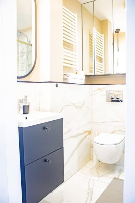 Apartment With Balcony And Views, Old Town, Metro Warsaw