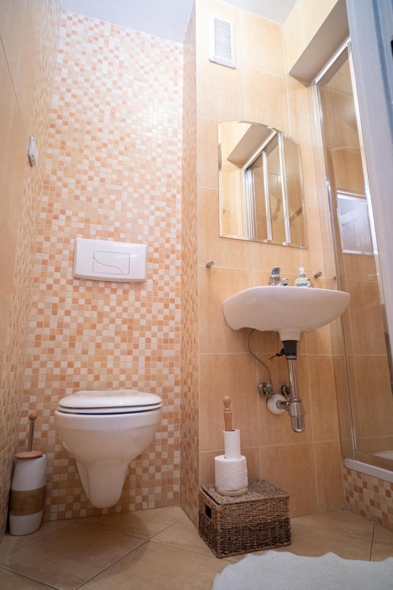 Privatunterkunft Apartrooms Near Old Town In Dnf Done Invoice *