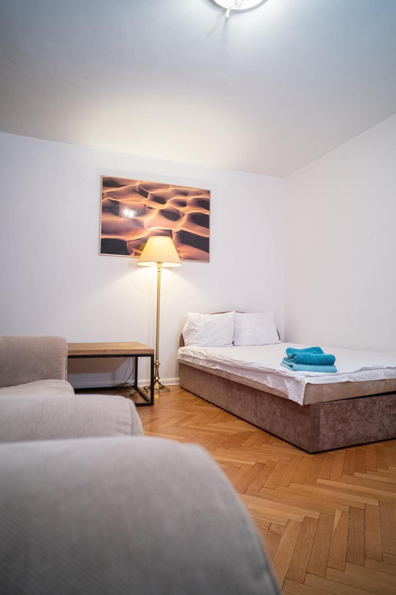 Privatunterkunft Apartrooms Near Old Town In Dnf Done Invoice Warschau