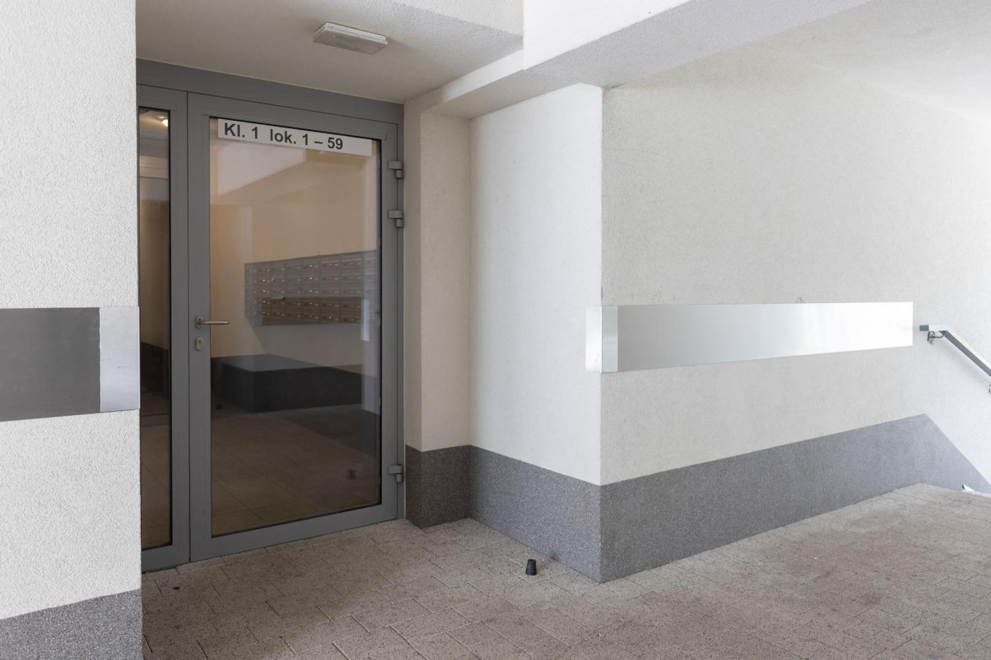 Apartment Elegant With Balcony & Parking By Renters *